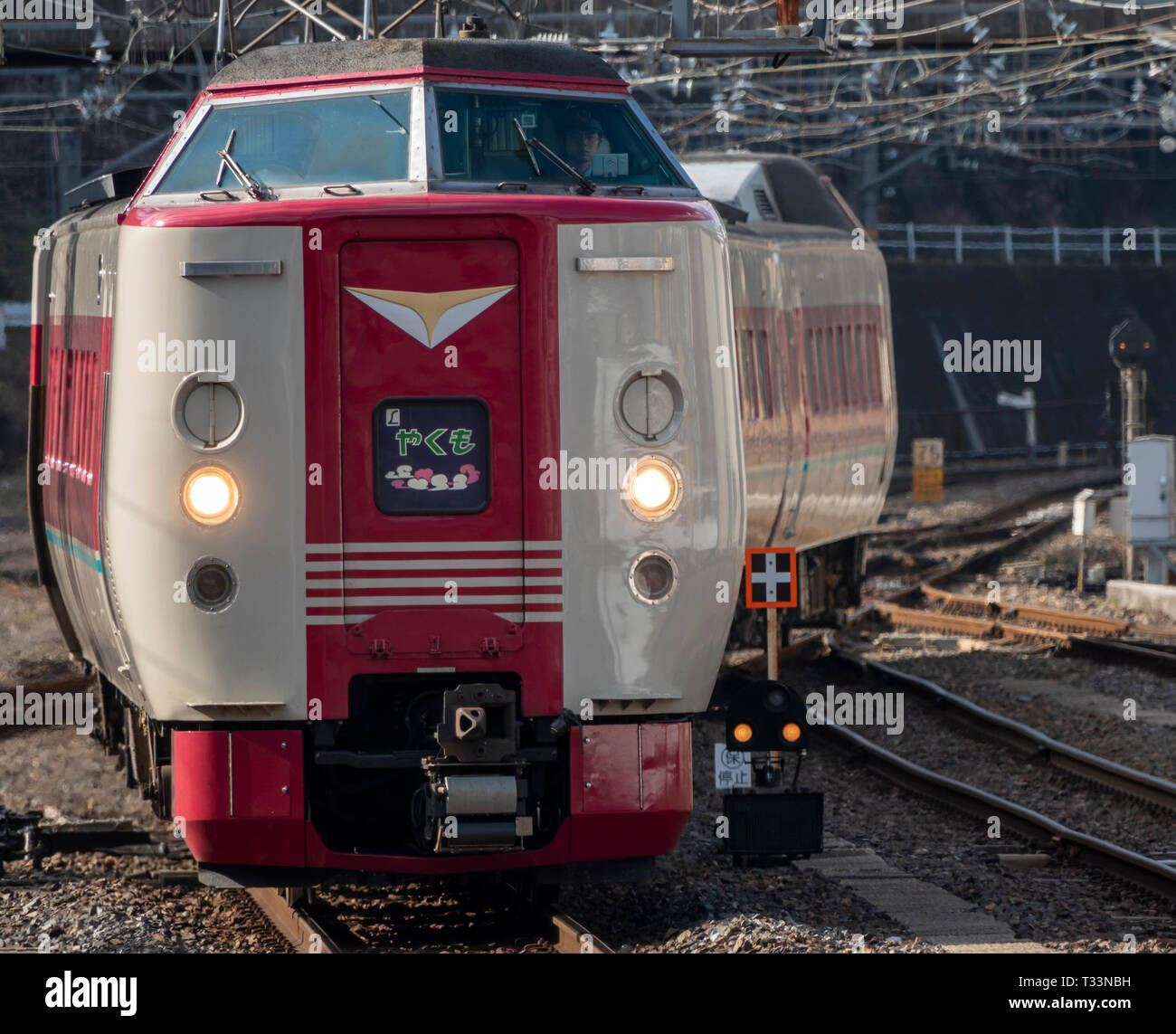 Der Japan Rail West Yakumo Express auf der Habuki Linie an Niimi Station in Okayama Präfektur. Stockfoto