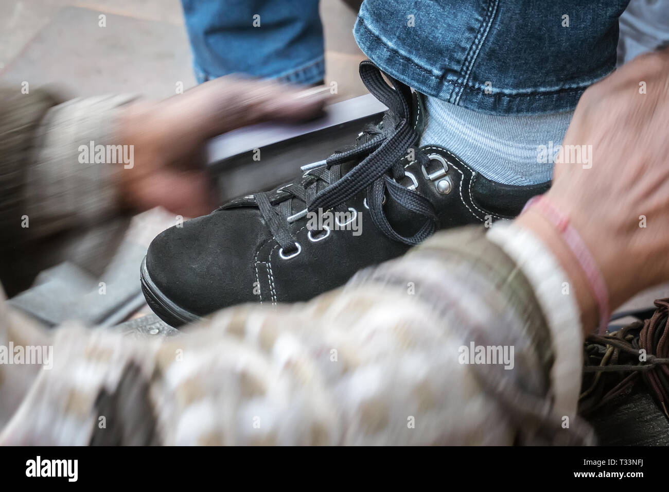 Straße, Schuhputz-Service. Bürsten bürsten Sie Ihre schwarze Schuhe mit schwarzen Creme. Stockfoto