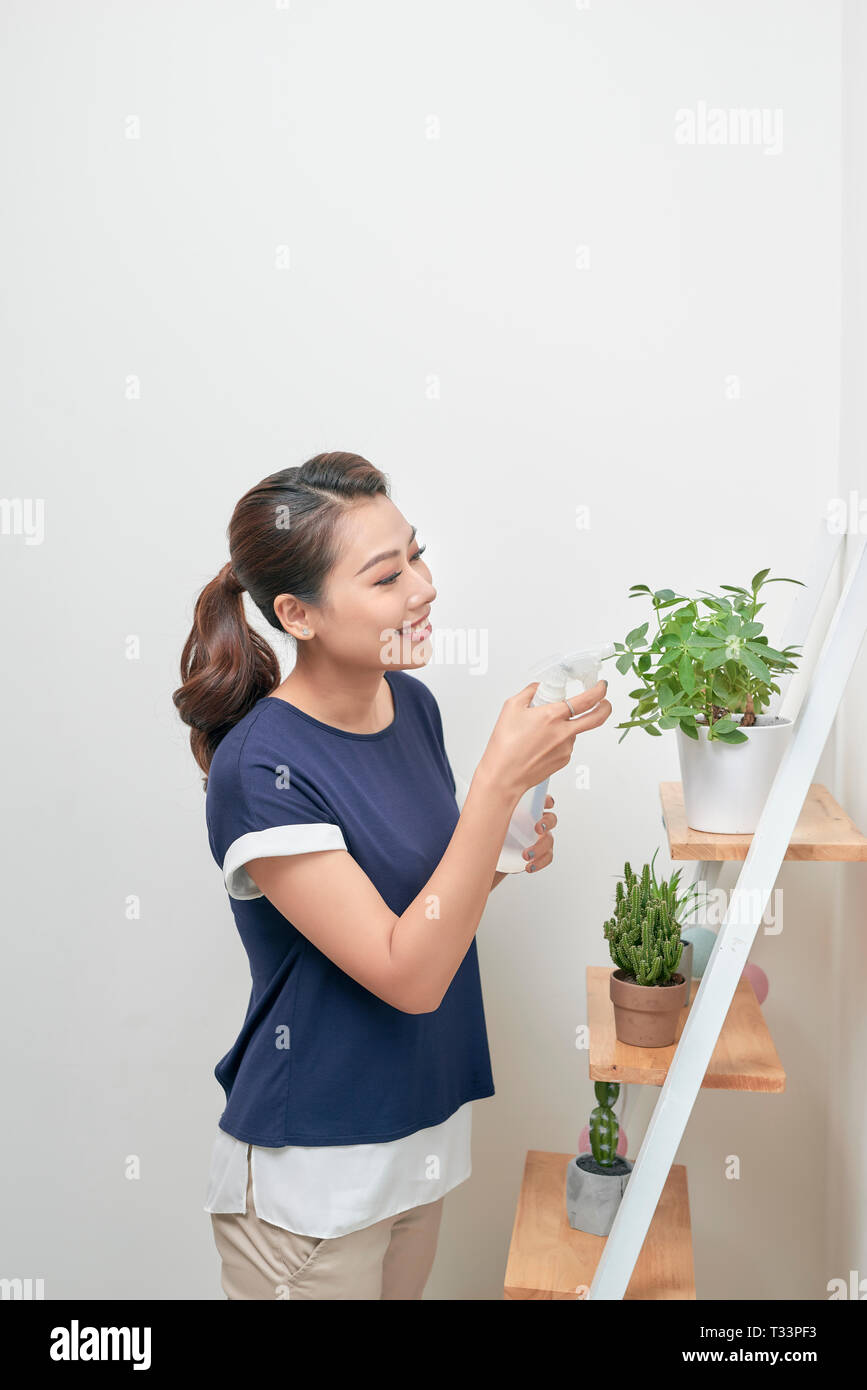 Junge asiatische Frauen heben das Wasser, die Pflanzen Stockfoto