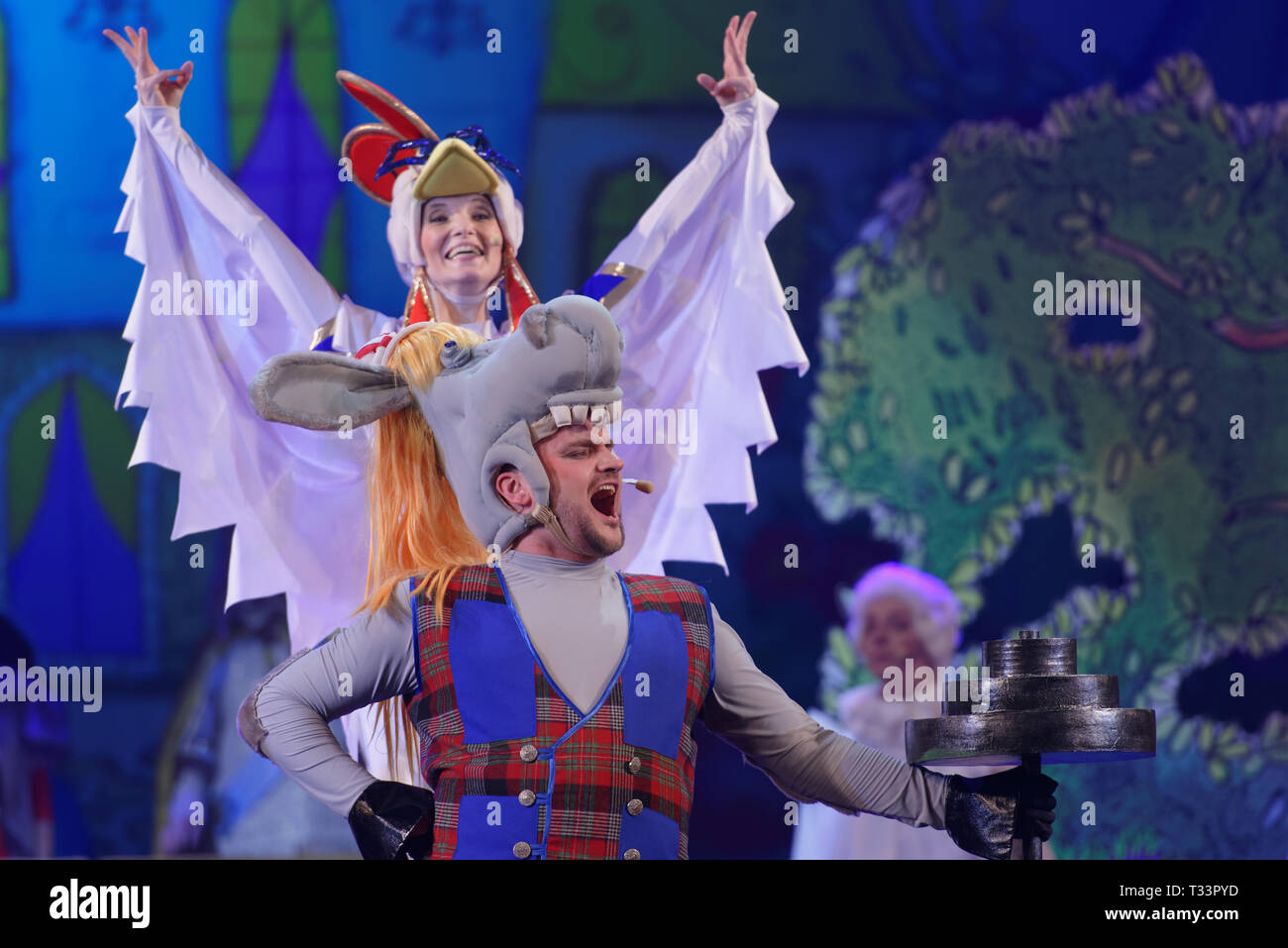 St. Petersburg, Russland - 25. März 2019: Maxim Golovchanov als Esel und Julia Asorgina als Hahn im musikalischen Bremer Stadtmusikanten während seiner Stockfoto