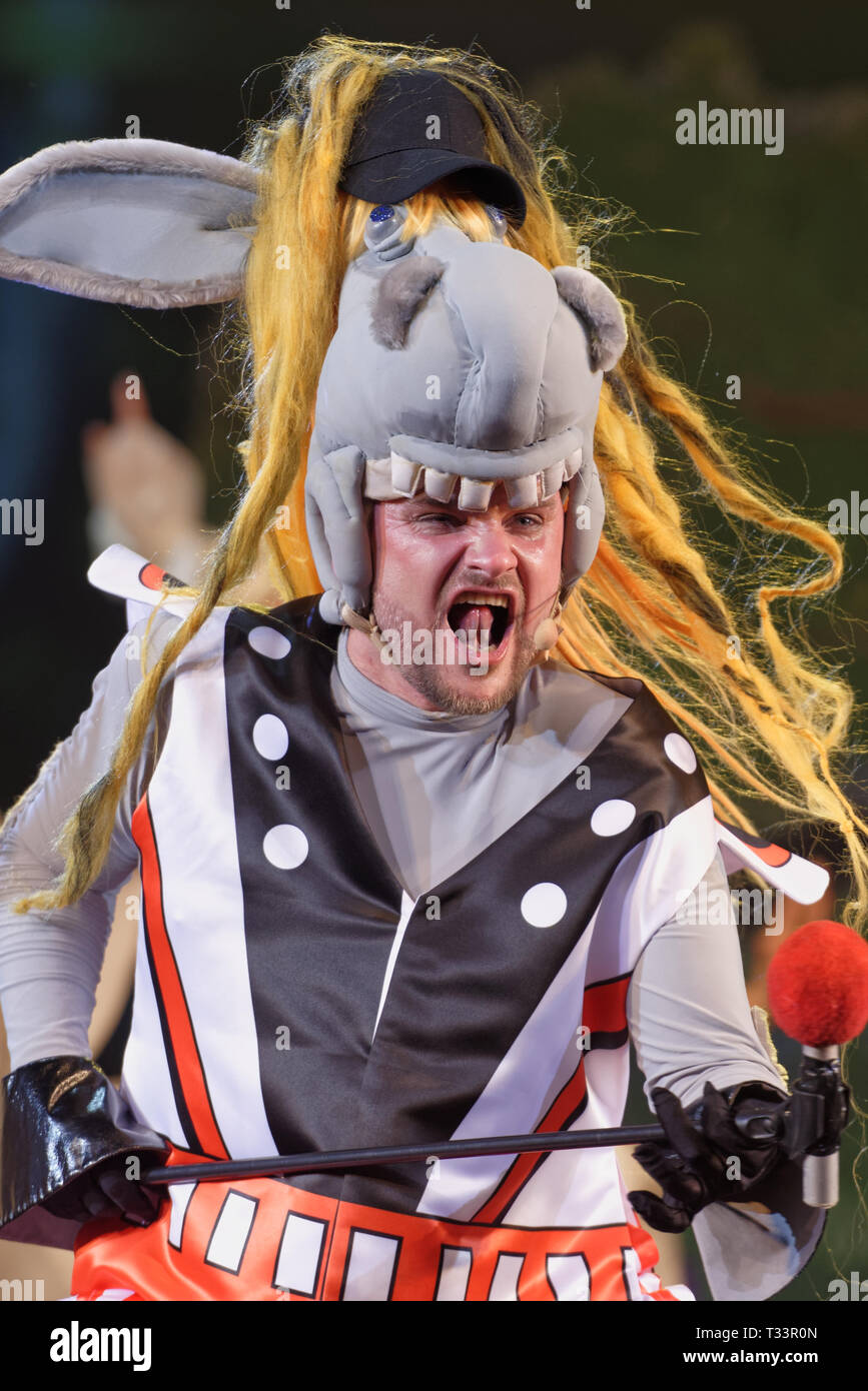 St. Petersburg, Russland - 25. März 2019: Maxim Golovchanov als Esel in der musikalischen Bremer Stadtmusikanten während seiner Pressekonferenz in Saint-Petersb Stockfoto