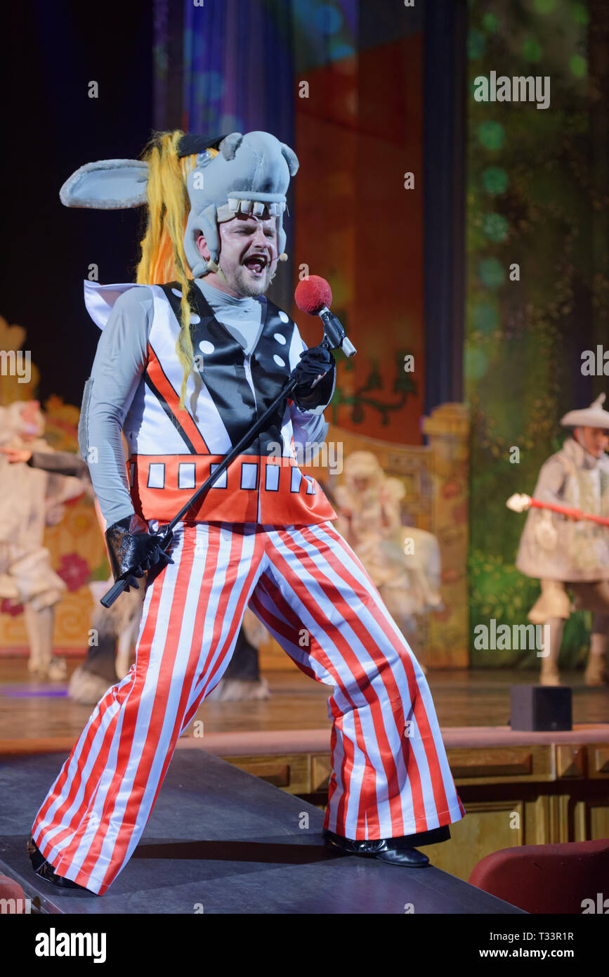 St. Petersburg, Russland - 25. März 2019: Maxim Golovchanov als Esel in der musikalischen Bremer Stadtmusikanten während seiner Pressekonferenz in Saint-Petersb Stockfoto