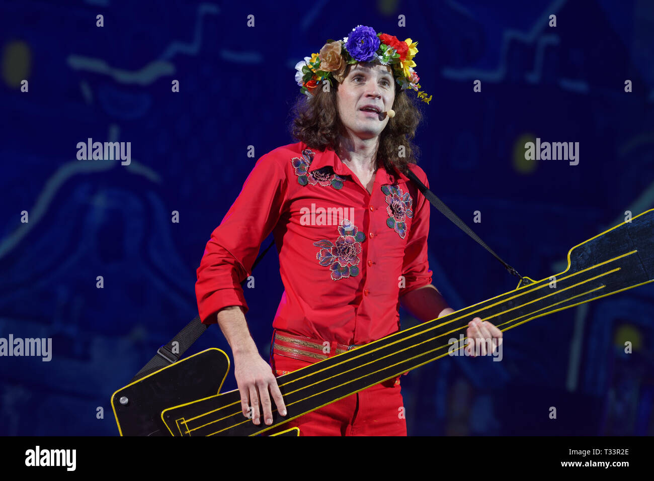 St. Petersburg, Russland - 25. März 2019: Alexander Chernyshev als Troubadour in der musikalischen Bremer Stadtmusikanten während seiner Pressekonferenz in Saint- Stockfoto