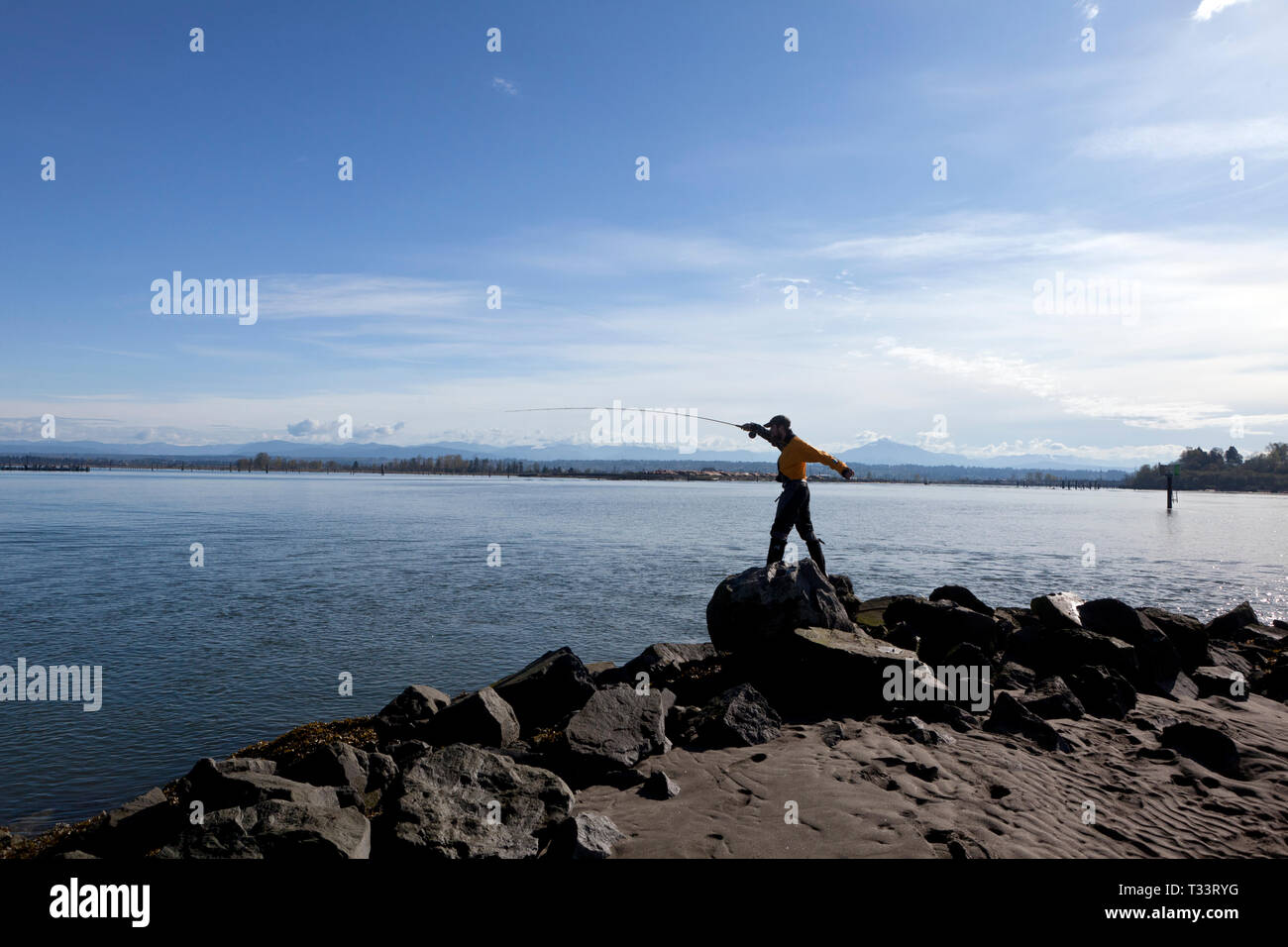 WA06548-00... WASHINGTON - Angeln am nördlichen Ende der Anlegestelle Insel in der Nähe von Everett. Stockfoto