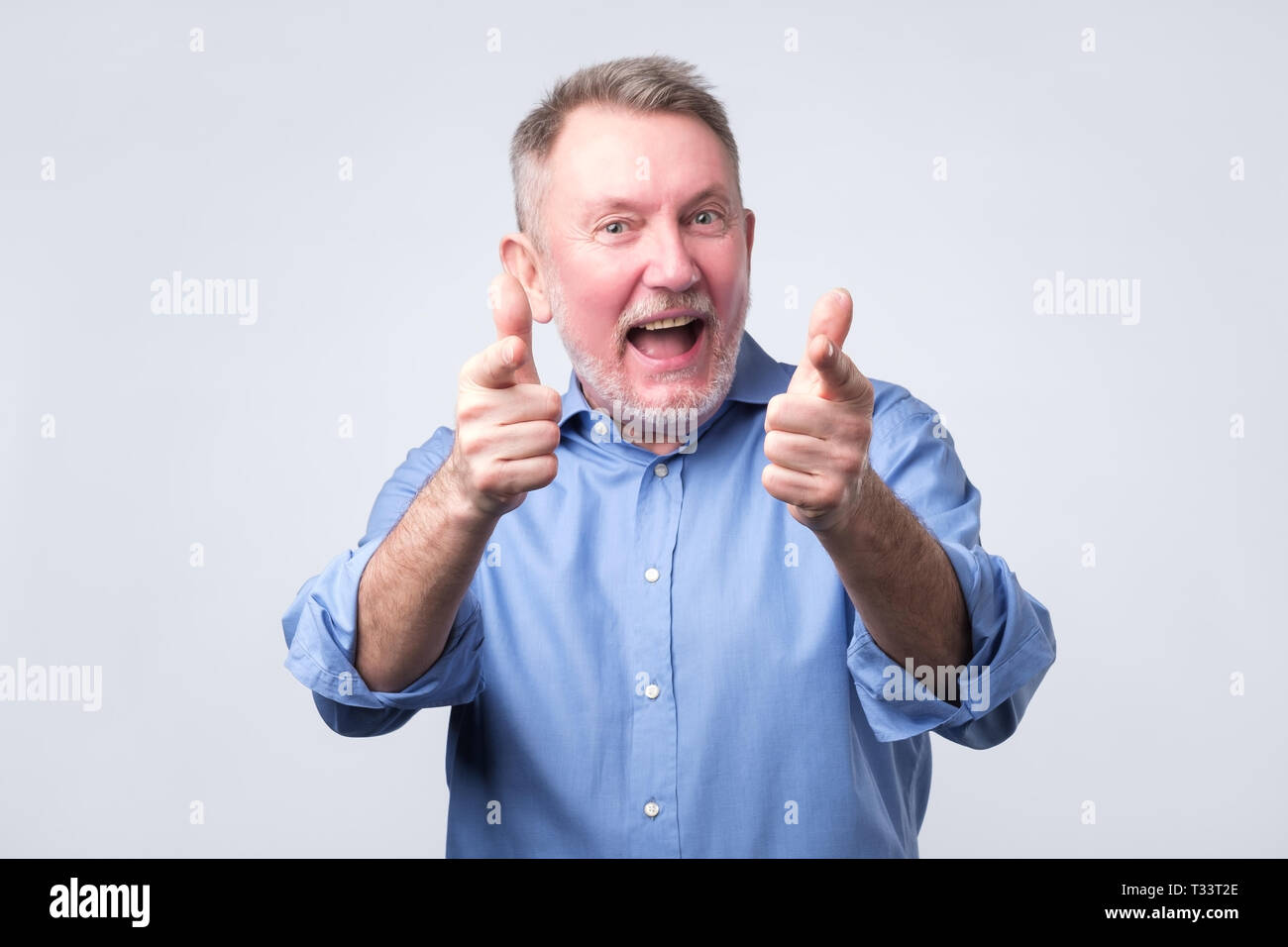 Gerne älterer Mann an sie gerichtet. Studio gedreht. Sie sind genial. Stockfoto