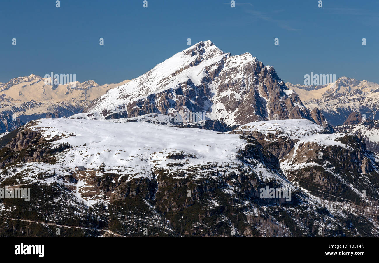 Berg Monte Piana. Im Hintergrund Picco di Vallandro Peak. Die Wintersaison in den Dolden. Italienische Alpen. Europa. Stockfoto