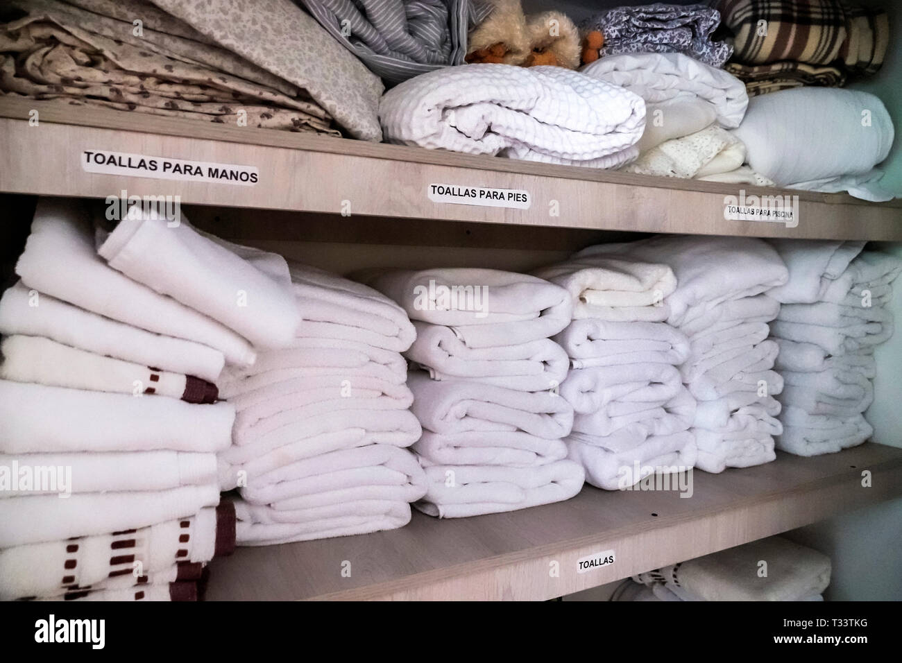 Bettwäsche handtuch handtücher schrank lagerung -Fotos und -Bildmaterial in hoher Auflösung – Alamy