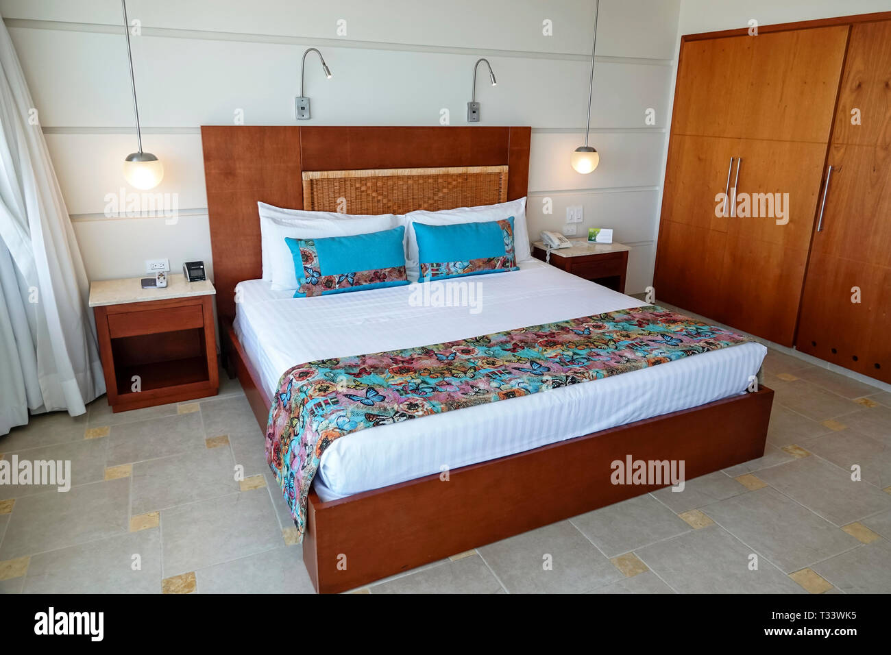Cartagena Colombia, El Lagito, Bocagrande, Hotel dann, Hotel, Gästezimmer, Inneneinrichtung, großes Doppelbett, moderne Einrichtung, COL190121088 Stockfoto