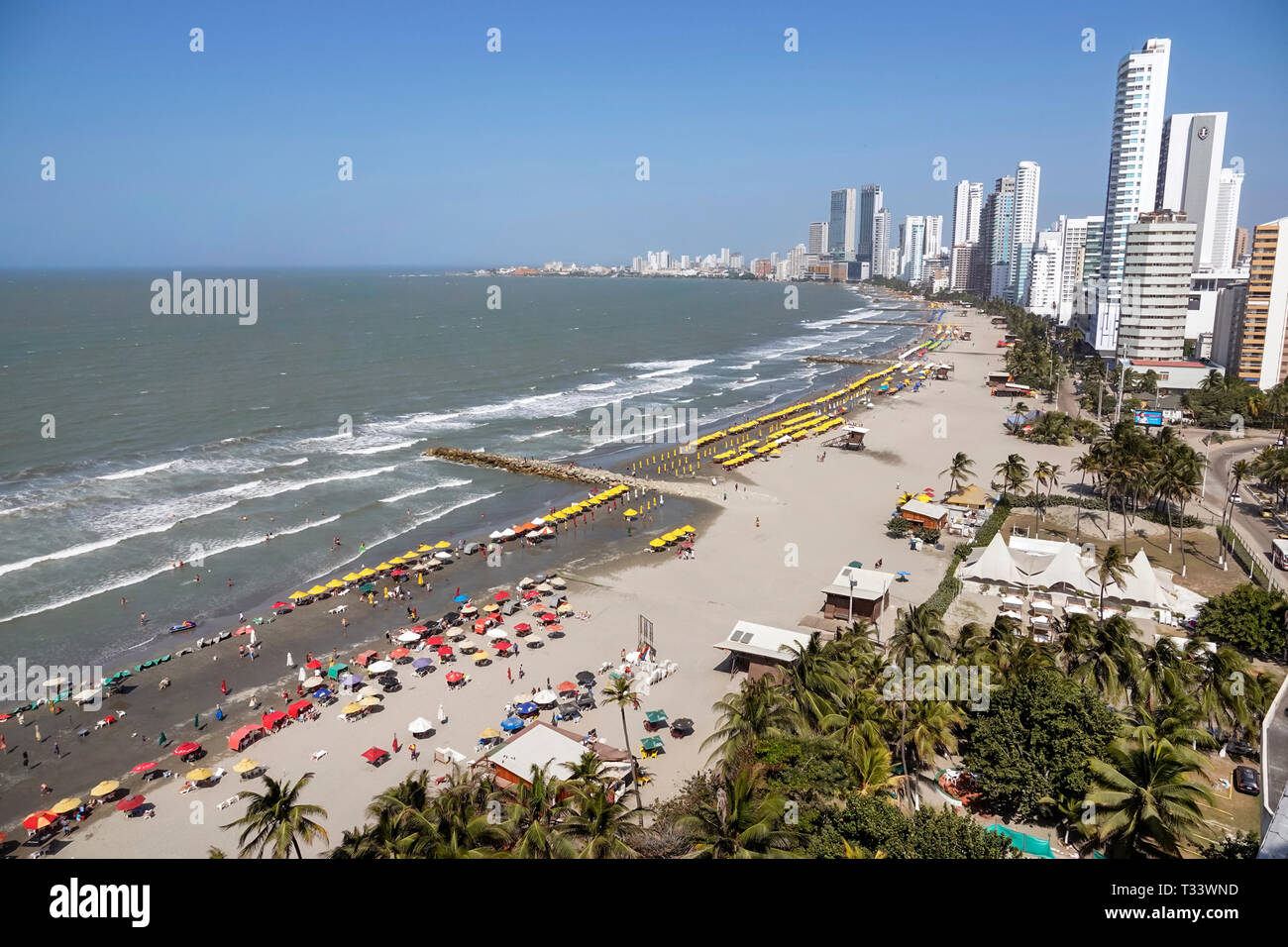 Cartagena Kolumbien, Bocagrande, Karibisches Meer, öffentlicher Strand, Sandwasserverleih, Sonnenschirme, Skyline der Stadt, Hochhaus am Meer, Küstenlinie, Hispanic Stockfoto
