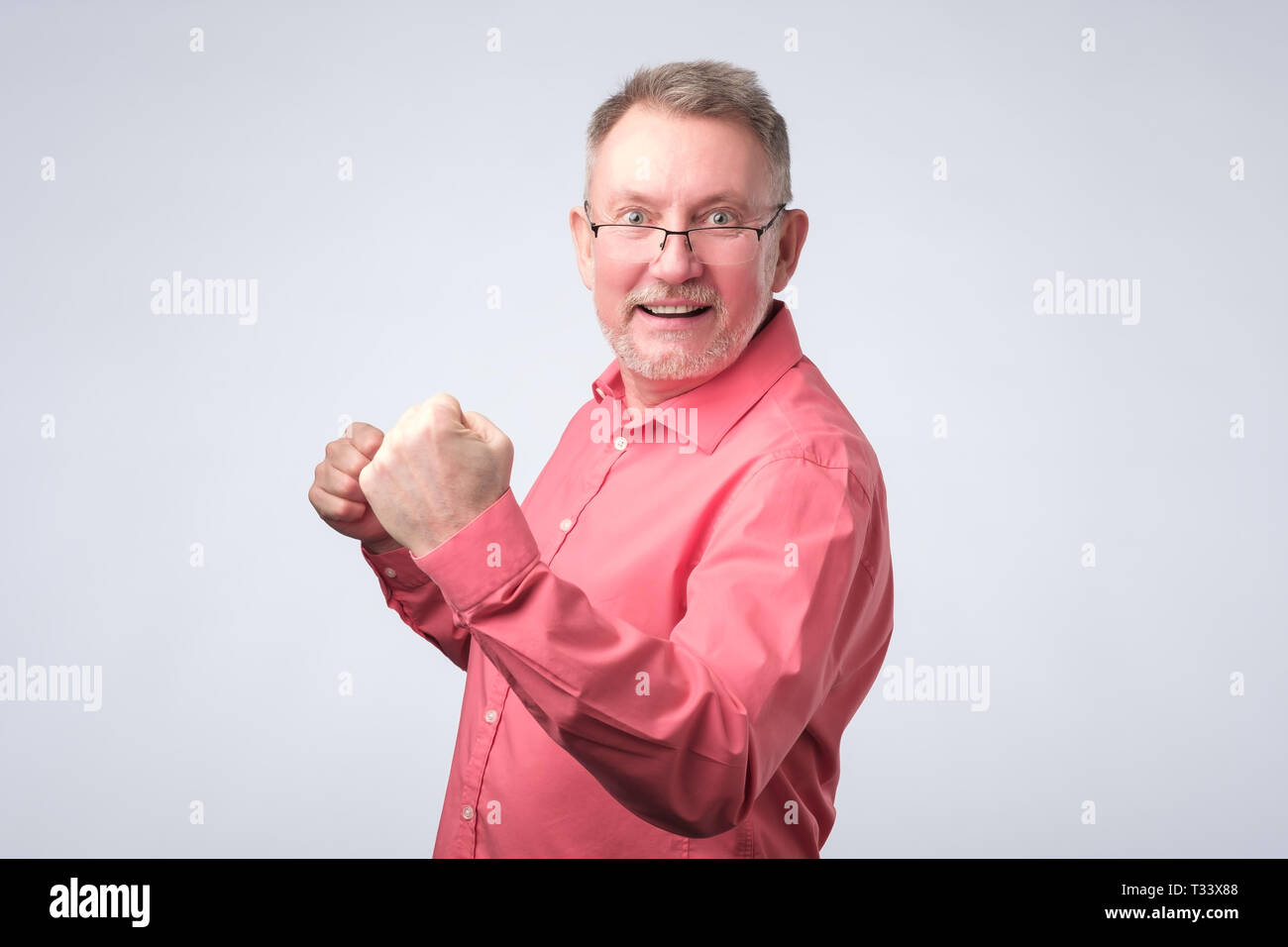 Erfolgreiche reifen kaukasischen Menschen schreien Ja und die geballten Fäuste in die Luft, Gefühl, aufgeregt. Positive facial Emotion Stockfoto