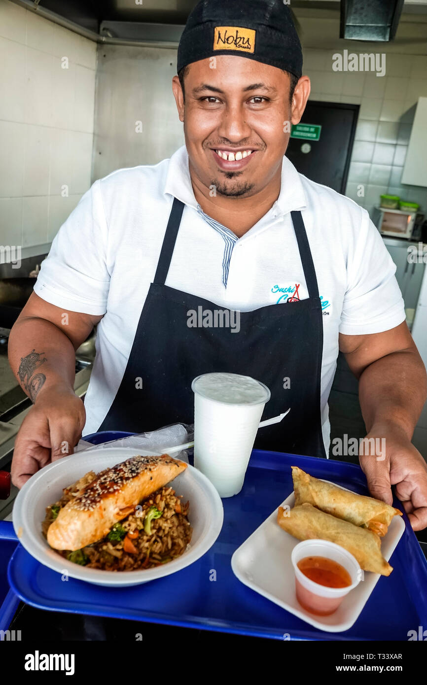 Cartagena Colombia, Bocagrande, Lachs, Meeresfrüchte, Mittagessen, Nobu Sushi, Serviertablett, Food Court, Einwohner von Hispanic, Mann, Männer, Koch, orientalisches Essen, Serv Stockfoto