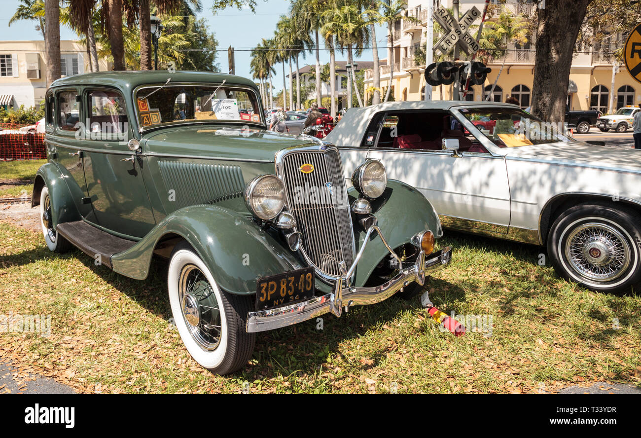 Naples Florida Usa Marz 23 2019 Weiss 1965 Mercedes Benz 230 Sl Pagode Auf Der 32 Jahrlichen Neapel Depot Classic Car Show In Naples Florida Bearbeiten Stockfotografie Alamy