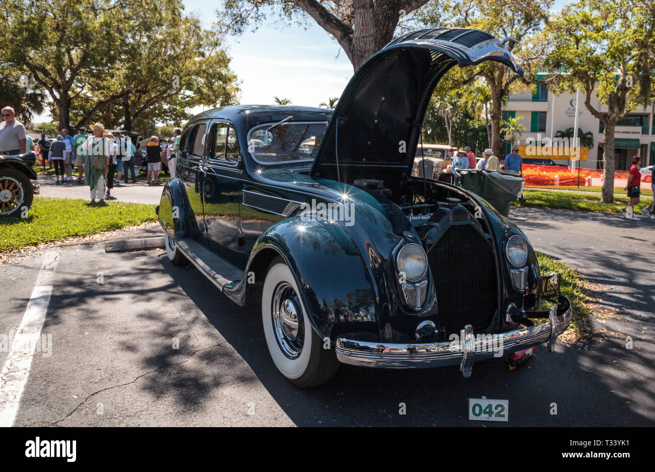 Naples, Florida, USA - März 23,2019: Grün 1935 Chrysler Airflow auf der 32. jährlichen Neapel Depot Classic Car Show in Naples, Florida. Nur redaktionell. Stockfoto