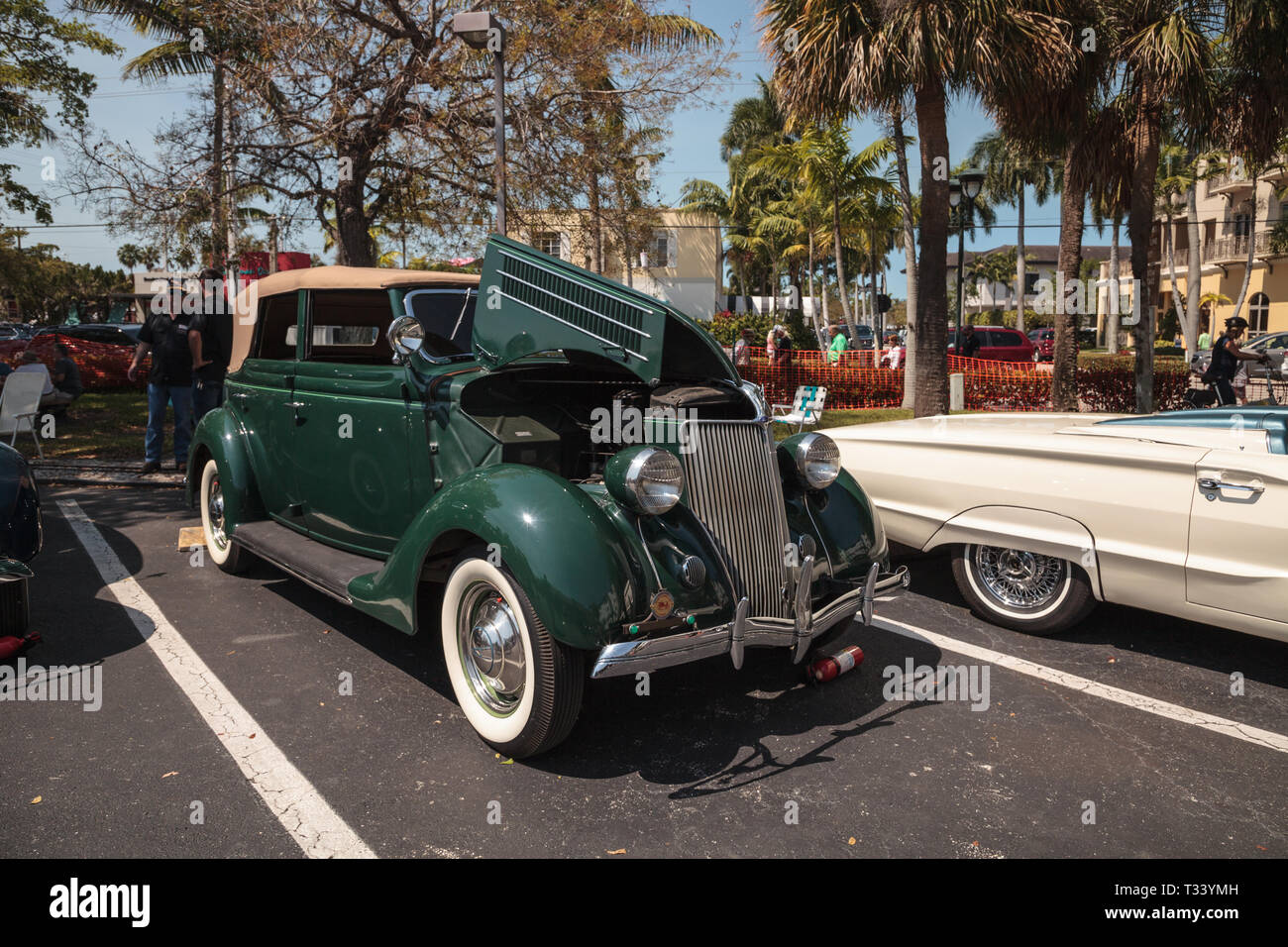 Naples, Florida, USA - März 23,2019: Grün 1936 Ford Convertible Sedan auf der 32. jährlichen Neapel Depot Classic Car Show in Naples, Florida. Editoria Stockfoto