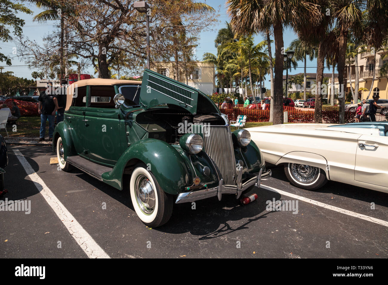 Naples, Florida, USA - März 23,2019: Grün 1936 Ford Convertible Sedan auf der 32. jährlichen Neapel Depot Classic Car Show in Naples, Florida. Editoria Stockfoto