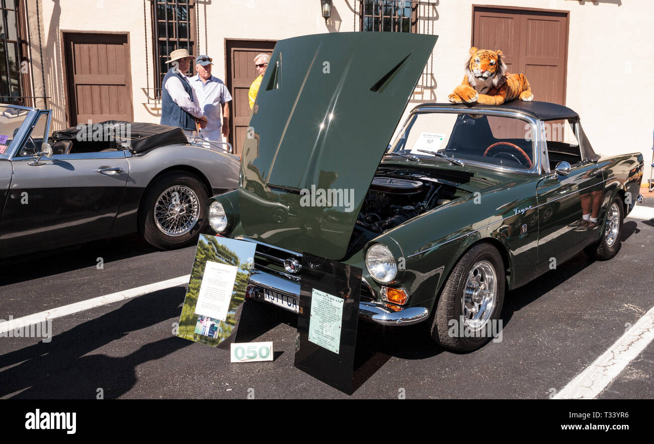 Naples, Florida, USA - März 23,2019: Diese grüne 1966 Sunbeam Tiger Mark 1 war eine der Ersten auf der 32. jährlichen Neapel Depot Classic Car Show Stockfoto