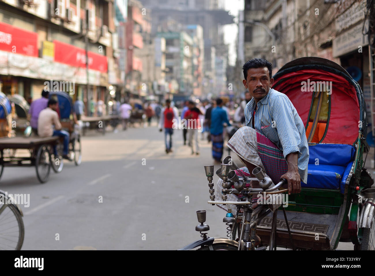 DHAKA, BANGLADESCH - 12. FEBRUAR 2019: Rikscha Fahrer auf überfüllten Straßen von Dhaka in Bangladesch Stockfoto