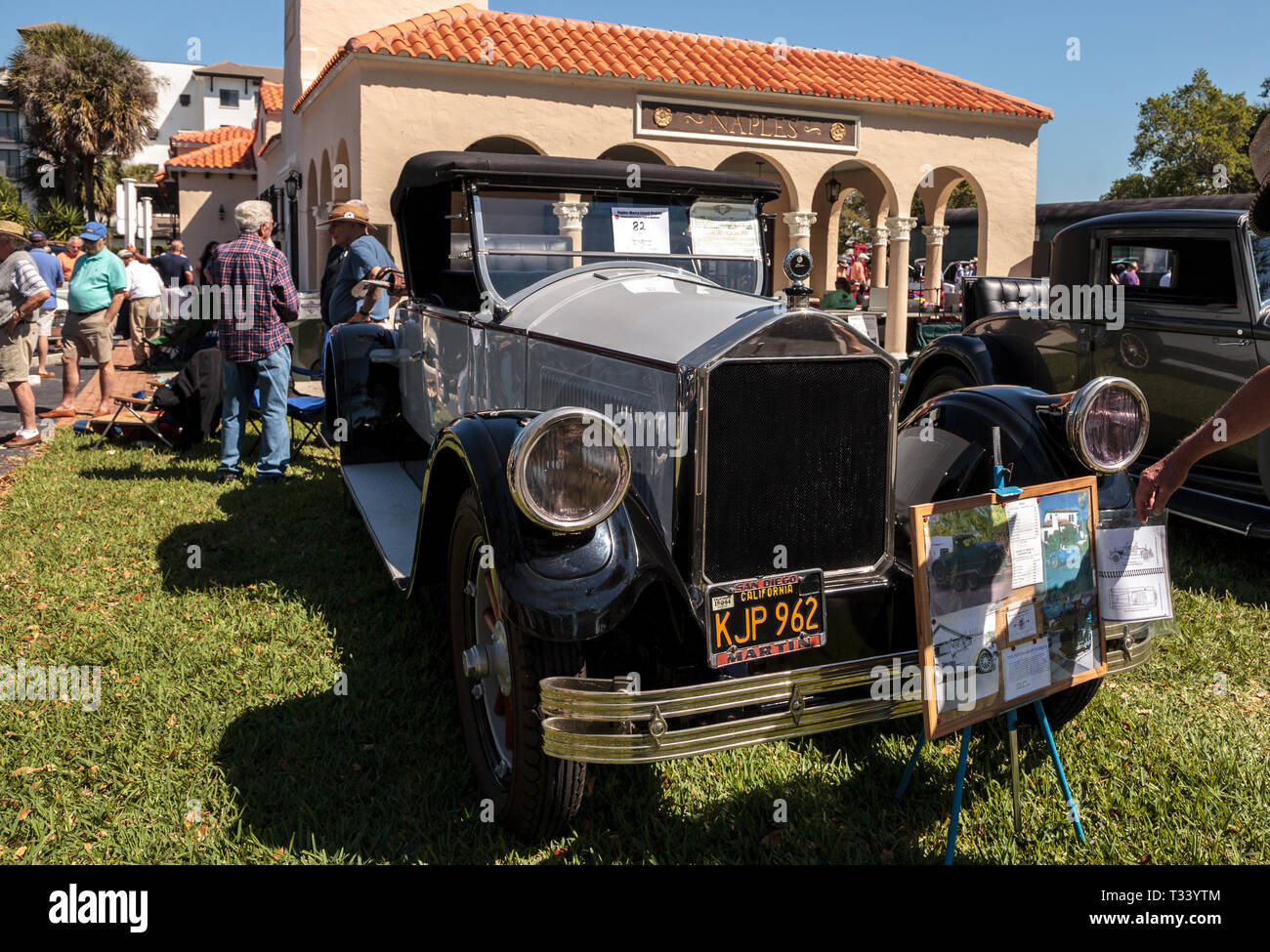 Naples, Florida, USA - März 23,2019: Grau 1926 Pierce Arrow auf der 32. jährlichen Neapel Depot Classic Car Show in Naples, Florida. Nur redaktionell. Stockfoto