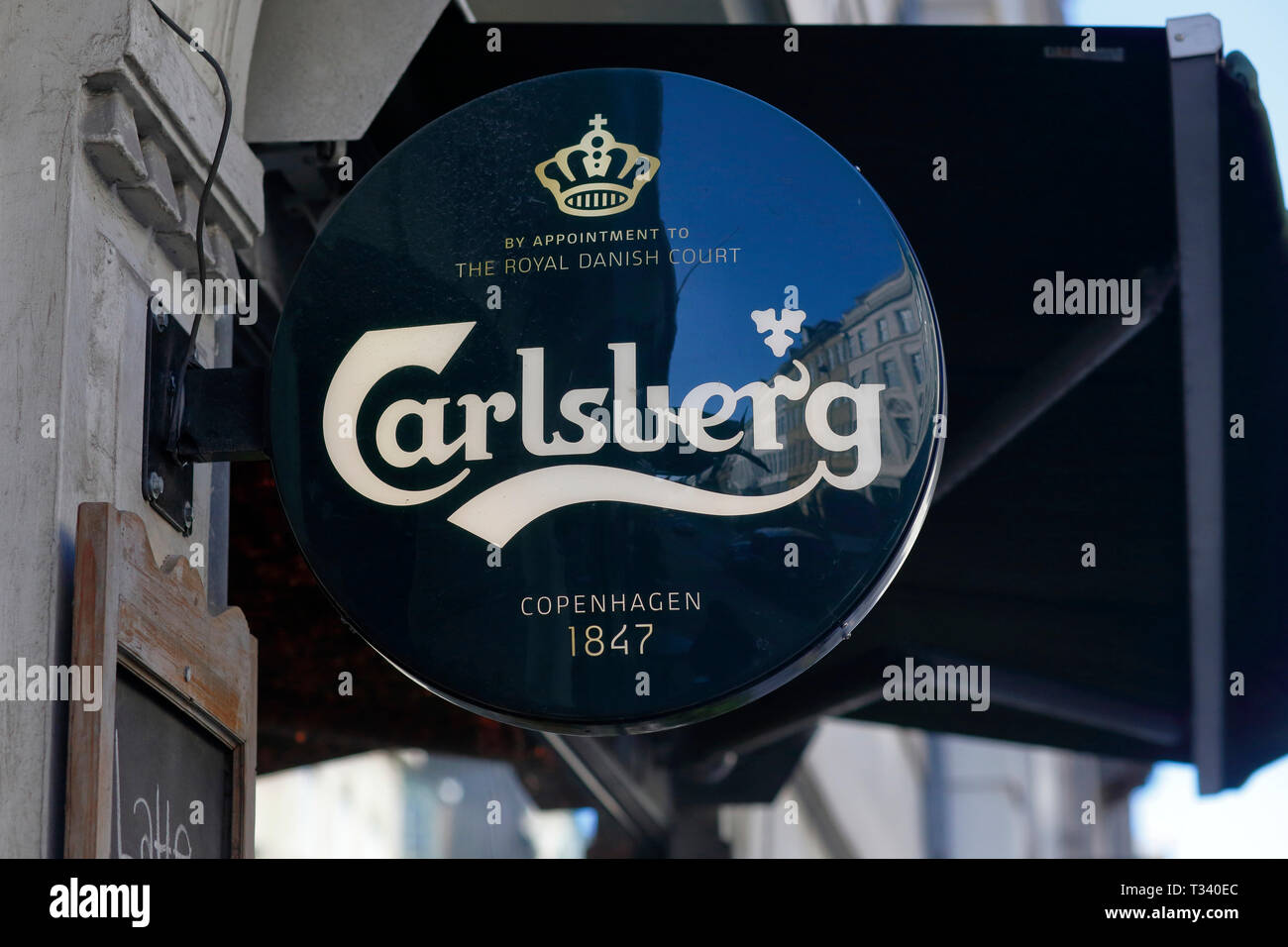 Carlsberg Anzeige außerhalb ein Cafe in Kopenhagen, Dänemark. Stockfoto