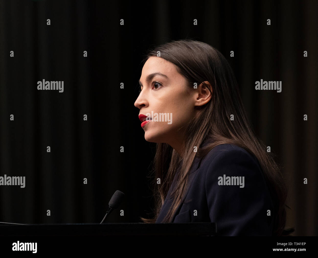 New York, NEW YORK - April 5, 2019: US-Kongressabgeordnete Alexandria Ocasio-Cortez spricht während National Action Network 2019 Übereinkommen im Sheraton Times Square. Stockfoto