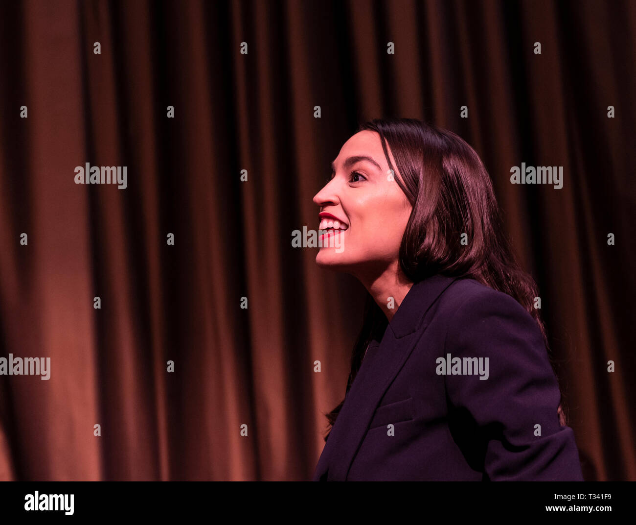 New York, NEW YORK - April 5, 2019: US-Kongressabgeordnete Alexandria Ocasio-Cortez nimmt an nationalen Action Network 2019 Übereinkommen im Sheraton Times Square. Stockfoto