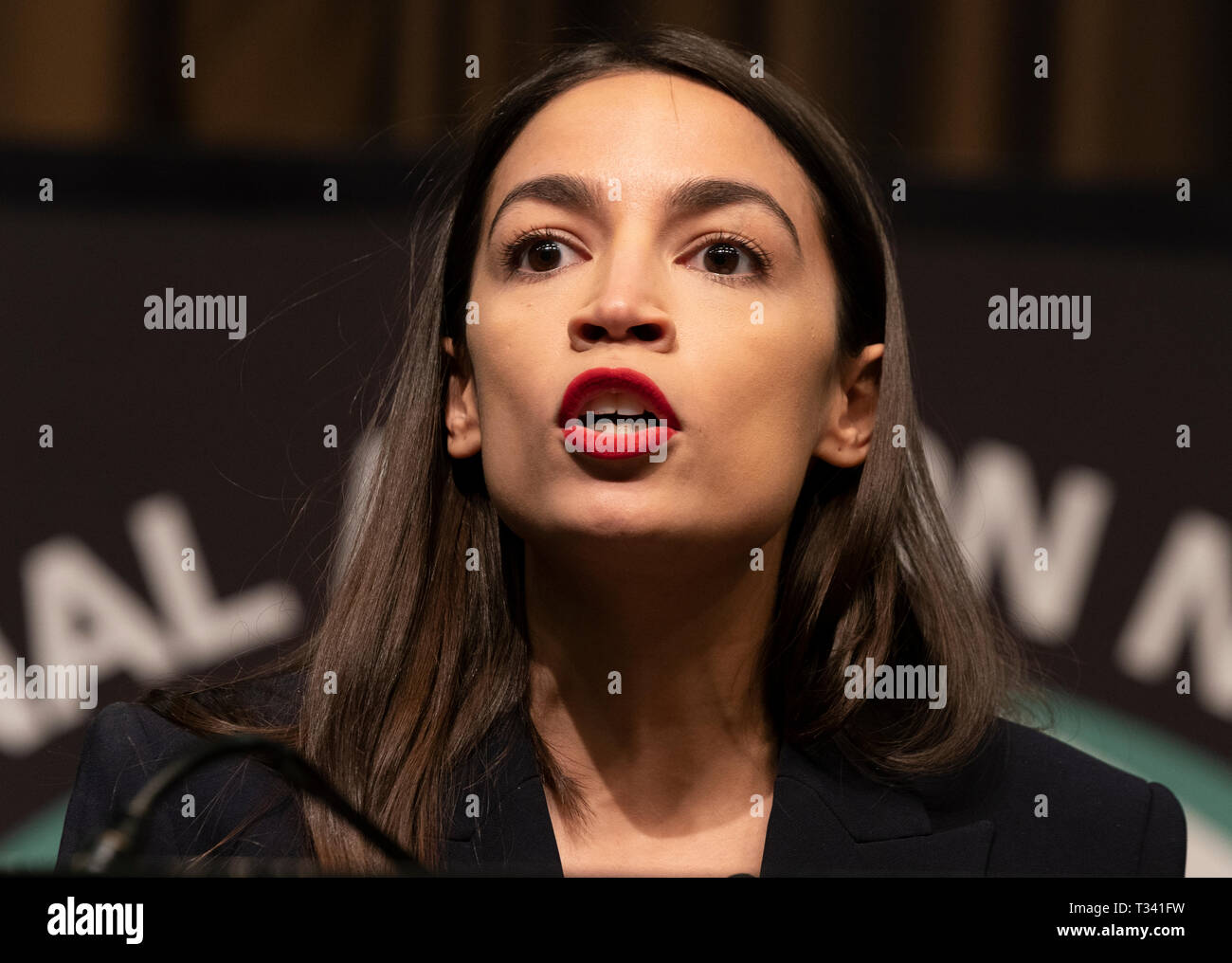 New York, NEW YORK - April 5, 2019: US-Kongressabgeordnete Alexandria Ocasio - COrtez spricht während National Action Network 2019 Übereinkommen im Sheraton Times Square. Stockfoto