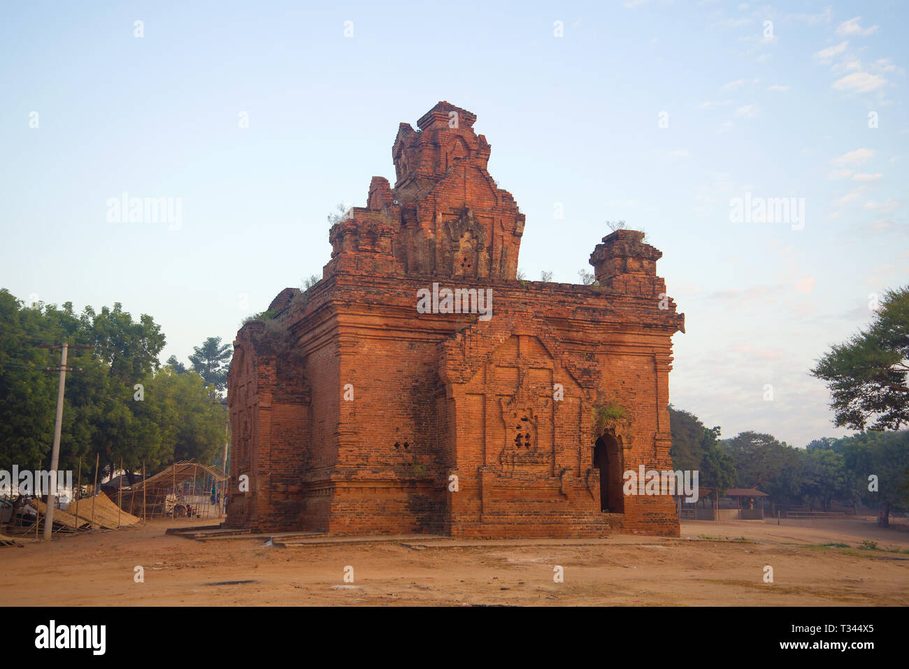 Am frühen Morgen an die alte buddhistische Tempel. Nyaung-U-Dorf, Bagan, Myanmar Stockfoto