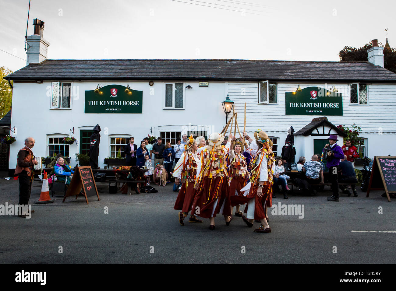 Die Shalebrook Morris Dancers am Kentish Horse Pub, Mark Buche, Kent Stockfoto