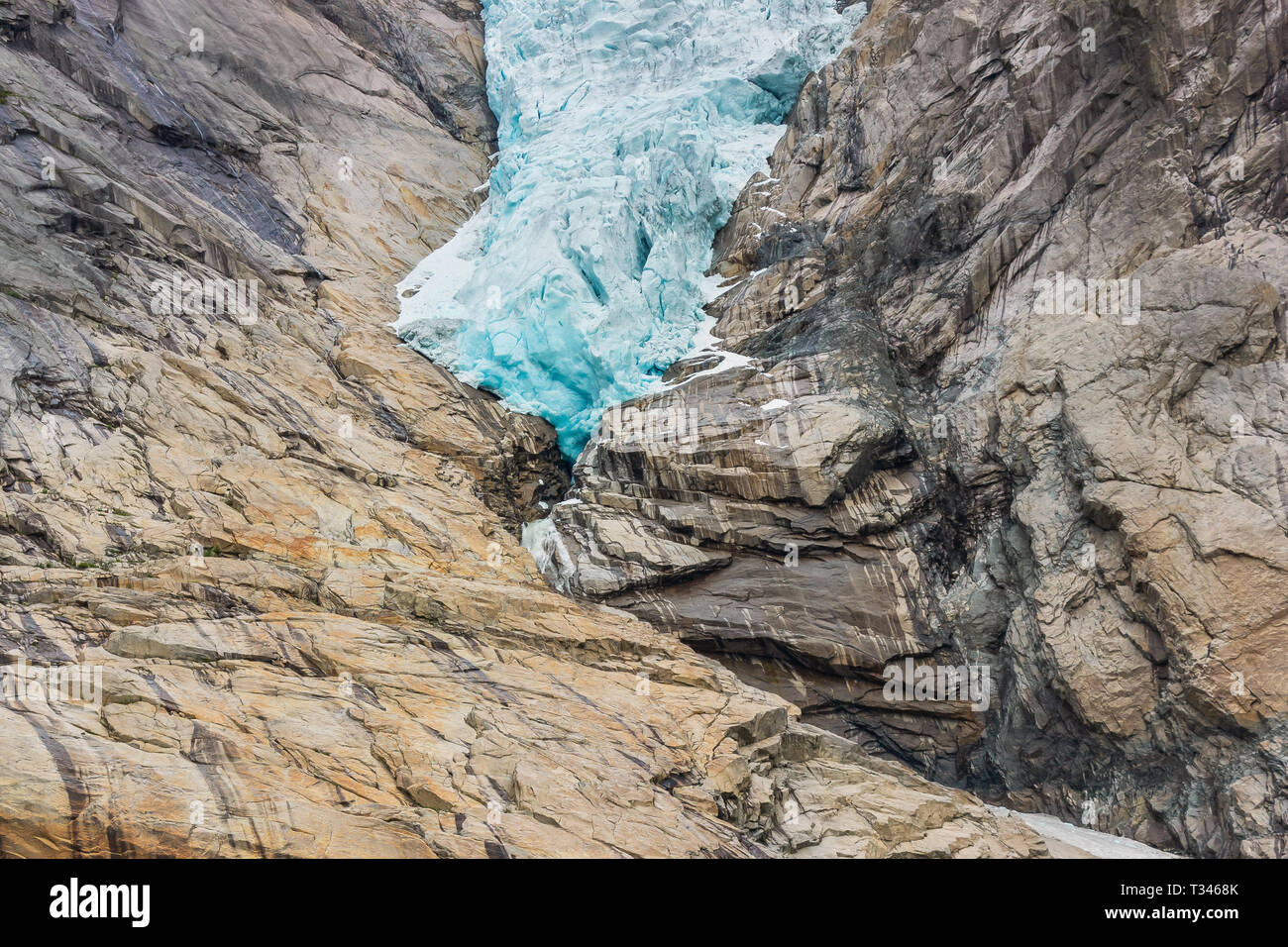 Briksdal Gletscher Briksdalsbreen oder mit Schmelzen Blue Ice, Norwegen Natur Sehenswürdigkeiten und den See der milchige Schmelzwasser. Norwegen Gletscher Jostedalsbreen Stockfoto