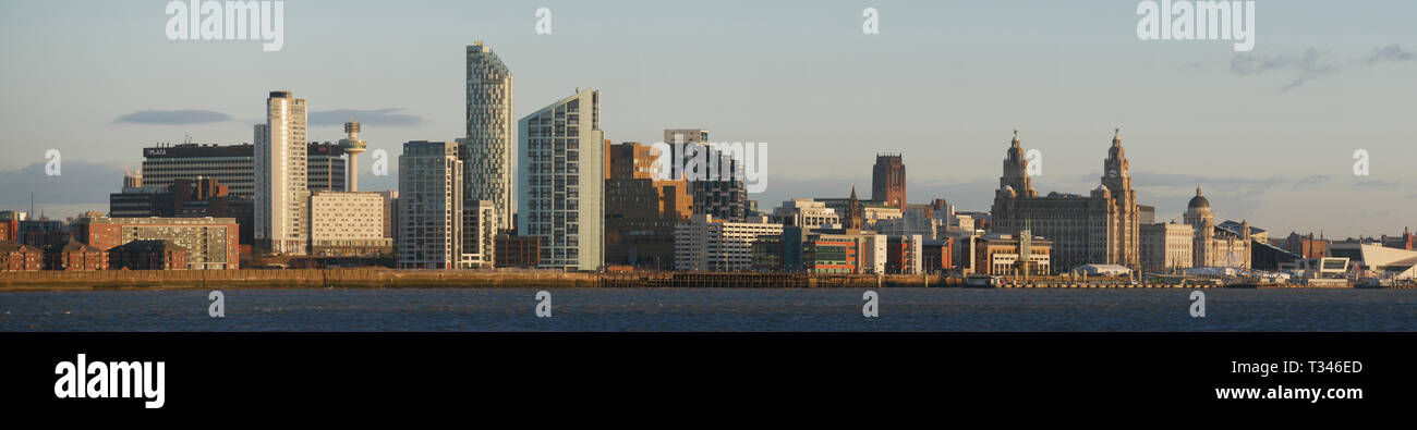 Liverpool UNESCO Waterfront mit modernen Bürogebäuden, die Anglikanische Kathedrale, die Drei Grazien und das neue Museum von Liverpool Stockfoto