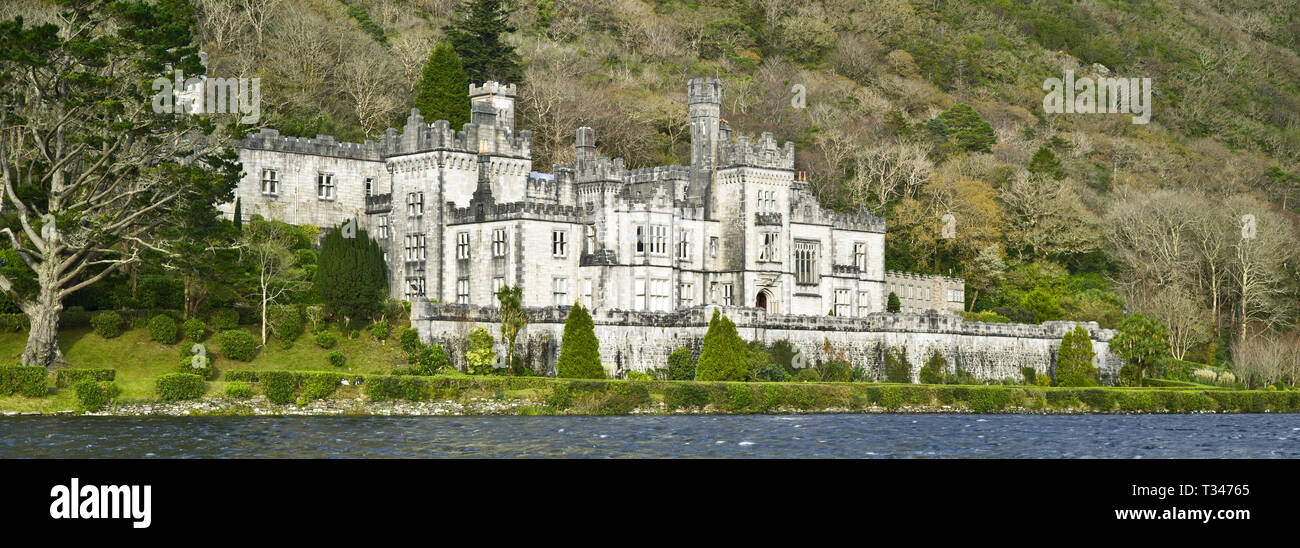 Kylemore Abbey in Connemara, County Galway, Irland, Panoramaaussicht Stockfoto