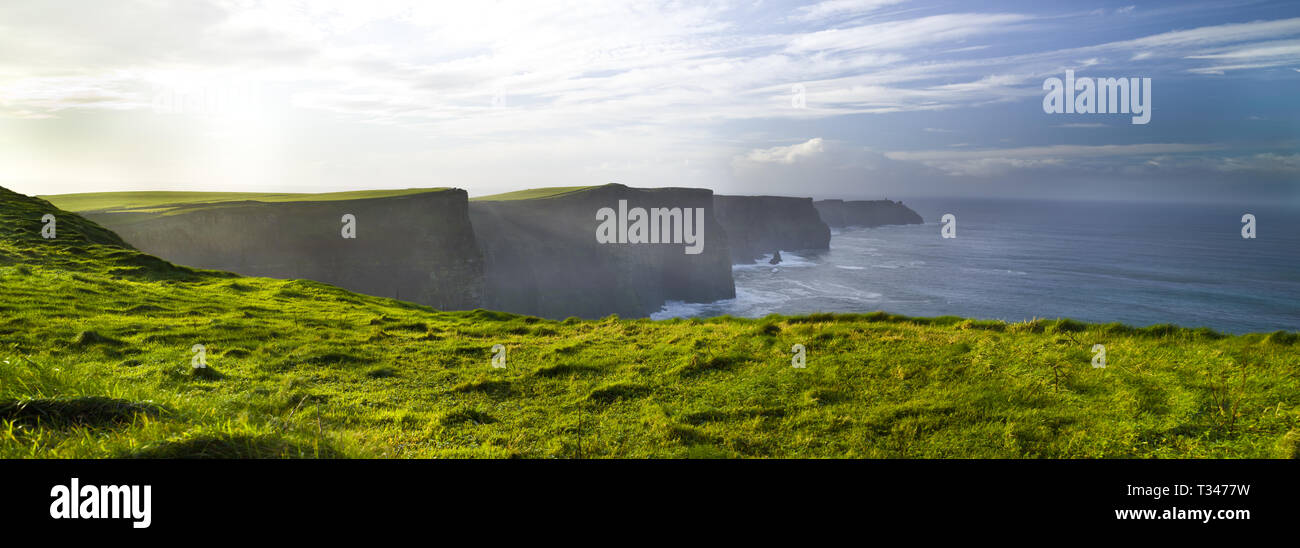 Die Klippen von Moher Burren Panoramablick, grünes Gras, morming, County Clare, Irland Stockfoto
