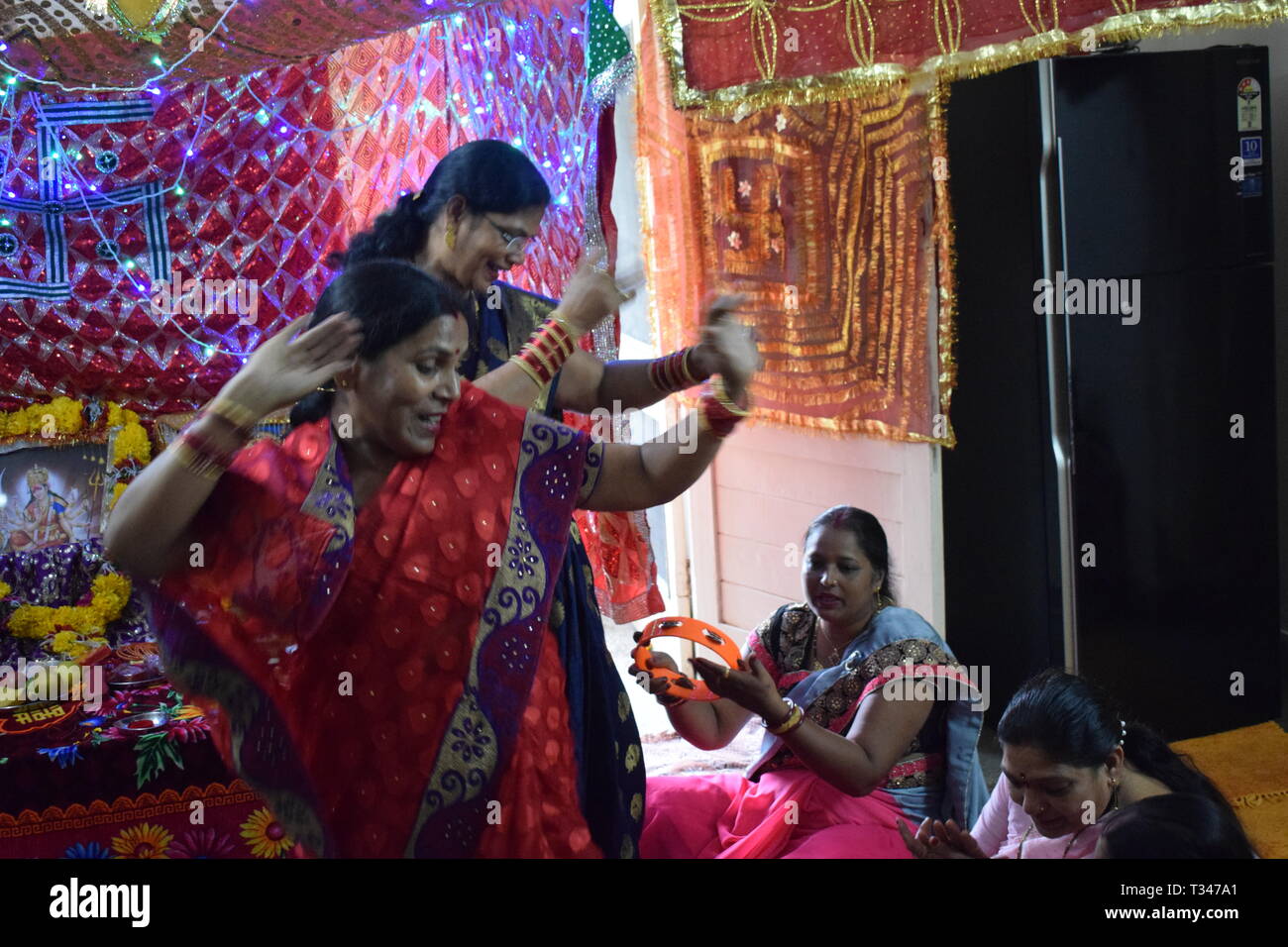 Indien, Asien - 12. Januar 2019: Indische Frauen tanzen in einer Funktion mit dem Gebet zu Gott. Stockfoto