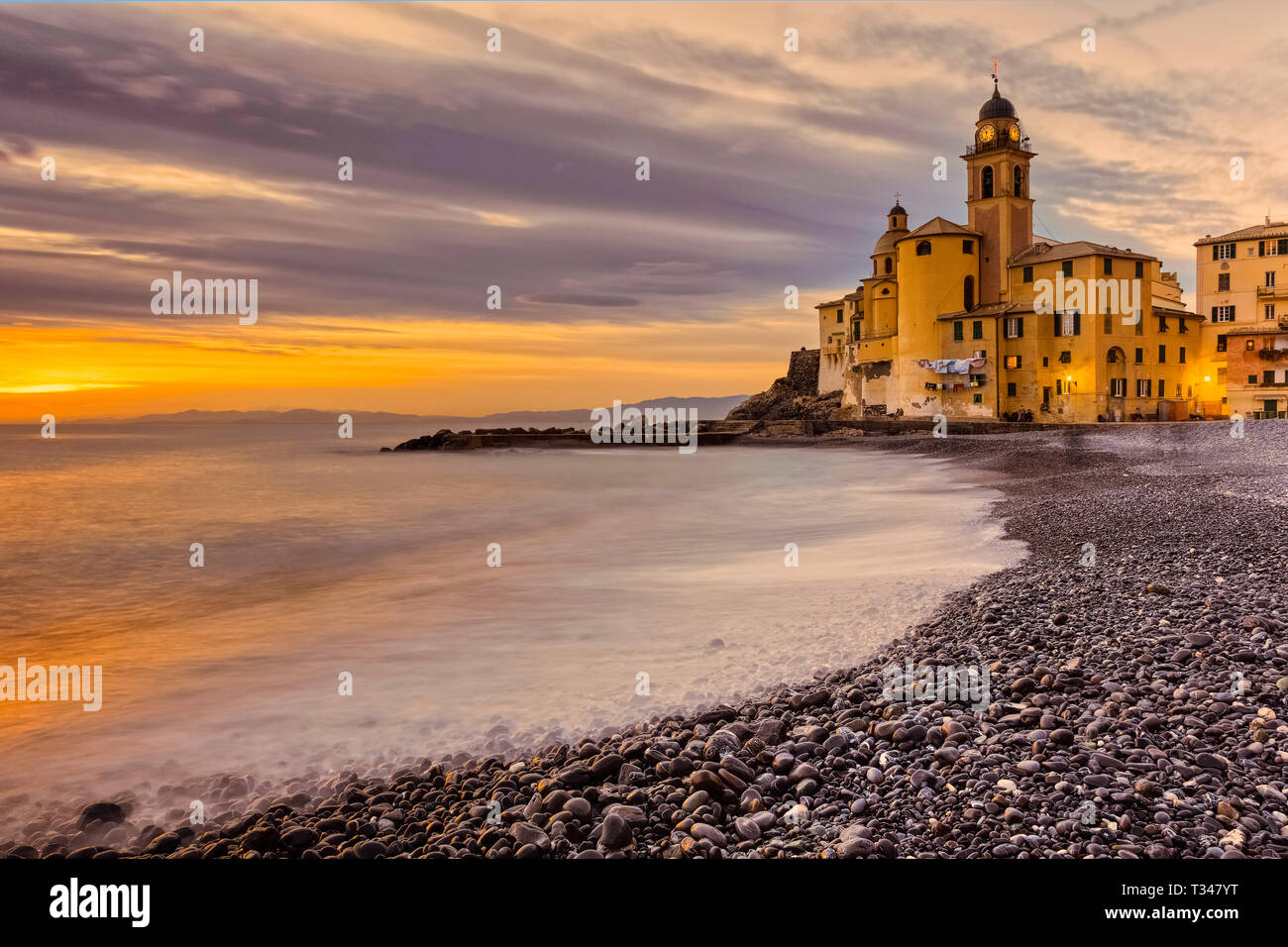 Italien Ligurien Camogli liegt im östlichen Teil von Ligurien, in der Provinz von Genua, und ist eine der schönsten Städte in Ligurien, mit einer sehr eindrucksvollen Kirche mit Blick auf das Meer und mit großen Sturmfluten, die Wellen gegen die Wände. Stockfoto