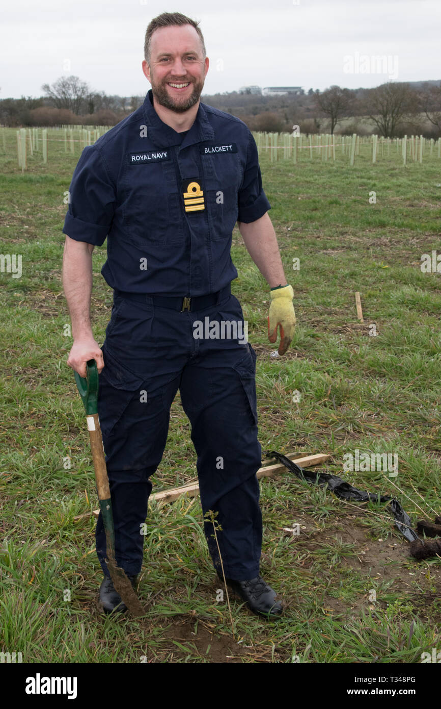 Der Rugby Football Union pflanzt einen Wald zu Ehren derer, die lebte und im Ersten Weltkrieg diente. Besonders hervorzuheben war Lieutenant-Commander Arthur Leyland Harrison, war ein englischer Offizier der Royal Navy und der Erste Weltkrieg Empfänger der Victoria Cross - er spielte Rugby Union und wurde zweimal für England bedeckte und ist die einzige England international die VC verliehen wurde. Er wurde in der Tätigkeit in Zeebrugge, Belgien Am 23. April 1918, im Alter von 32 tötete. Pflanzung des Baumes waren Jeff Blackett, Vizepräsident der Rugby Football Union und sein Sohn Commander wird Blackett, wie wir Stockfoto