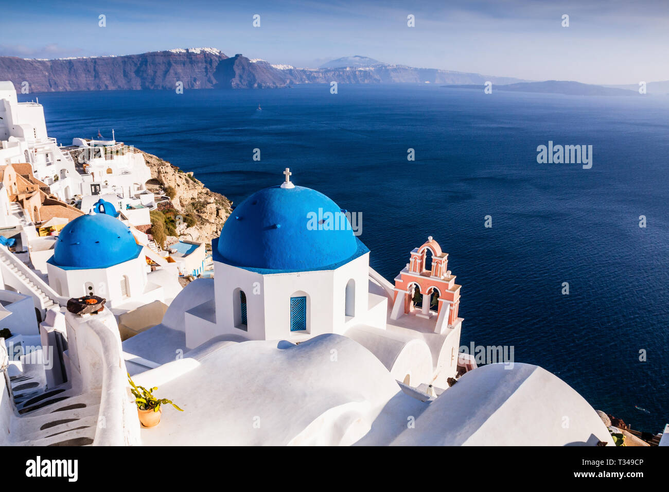 Santorini, Griechenland. Panorama mit der griechisch-orthodoxen Kirche, mit blauen Kuppeln und Meer in Oia. Stockfoto