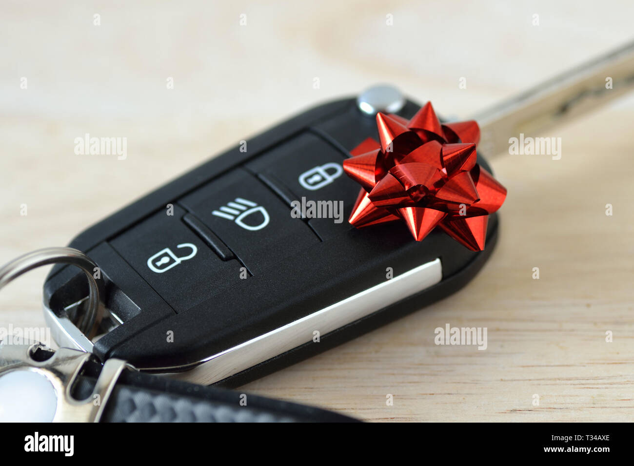 Autoschlüssel mit roten Geschenk bow-Konzept der neuen Auto
