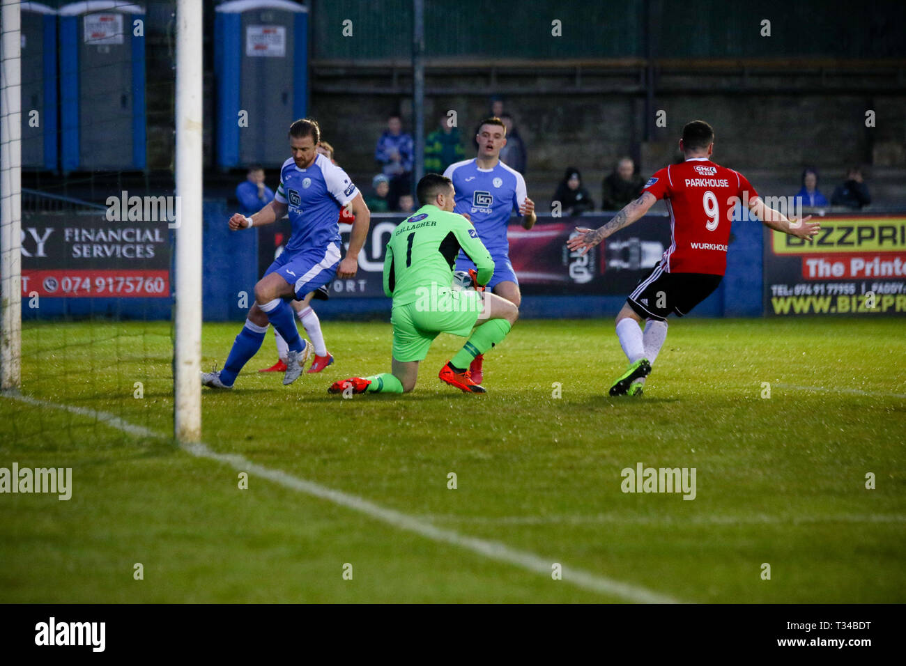 DAVID PARKHOUSE von Derry City FC mit einer halben Chance gespeichert von Ciaran Gallagher (Finn Harps) während der airtricity League Befestigung zwischen Finn Harps FC Stockfoto