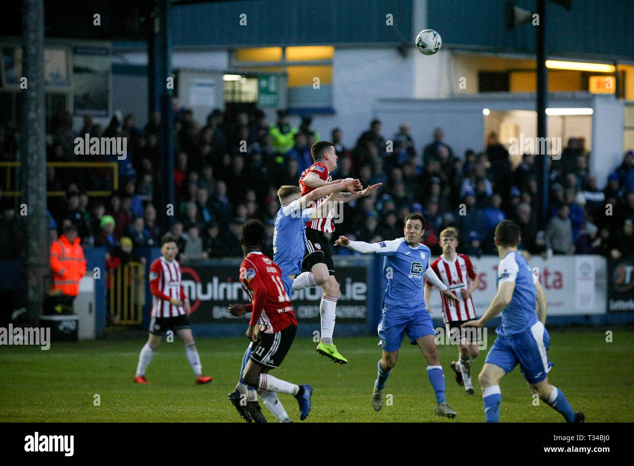 DAVID PARKHOUSE von Derry City FC herausfordernd in die Luft während der airtricity League Befestigung zwischen Finn Harps FC & Derry City FC im Finn Park, Bal Stockfoto