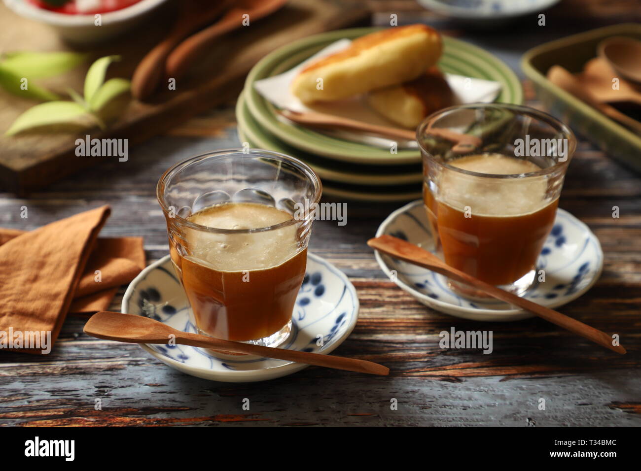 Sarabba. Traditionelle pflanzliche-gewürzte Kaffee Latte von Makassar (Ujung Pandang), South Sulawesi. Stockfoto