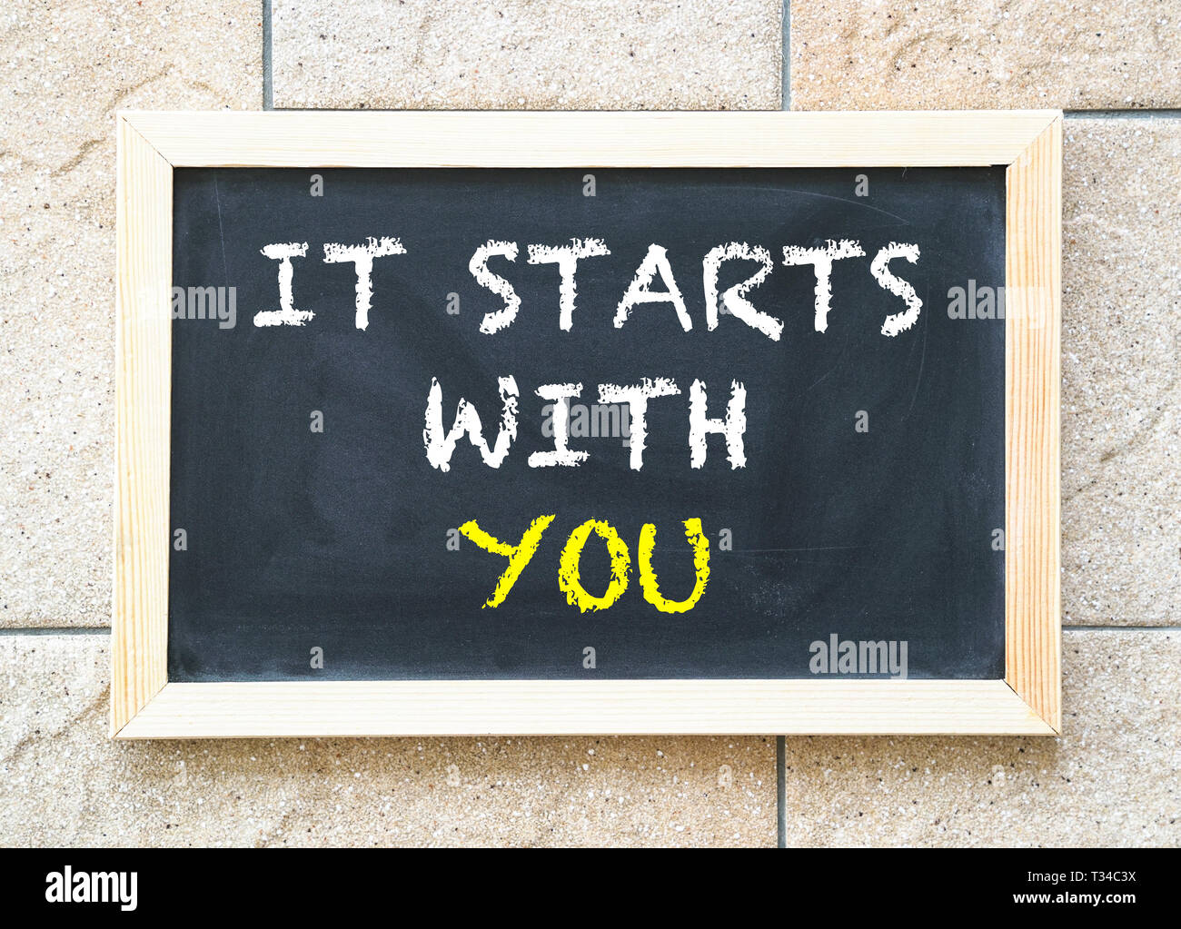 Es beginnt mit Ihnen, Wörter auf der Tafel. Ein Geschäft oder Motivation Konzept. Stockfoto