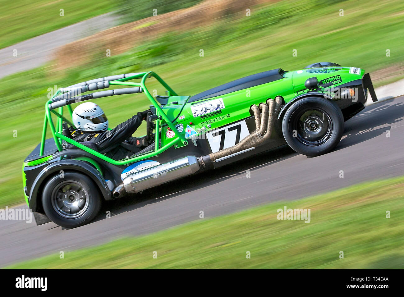 Ein Teilnehmer stürmt in Richtung Deers Leap Bend am Gurston Down Hill Climb, Broadchalke, Wiltshire, UK. Stockfoto