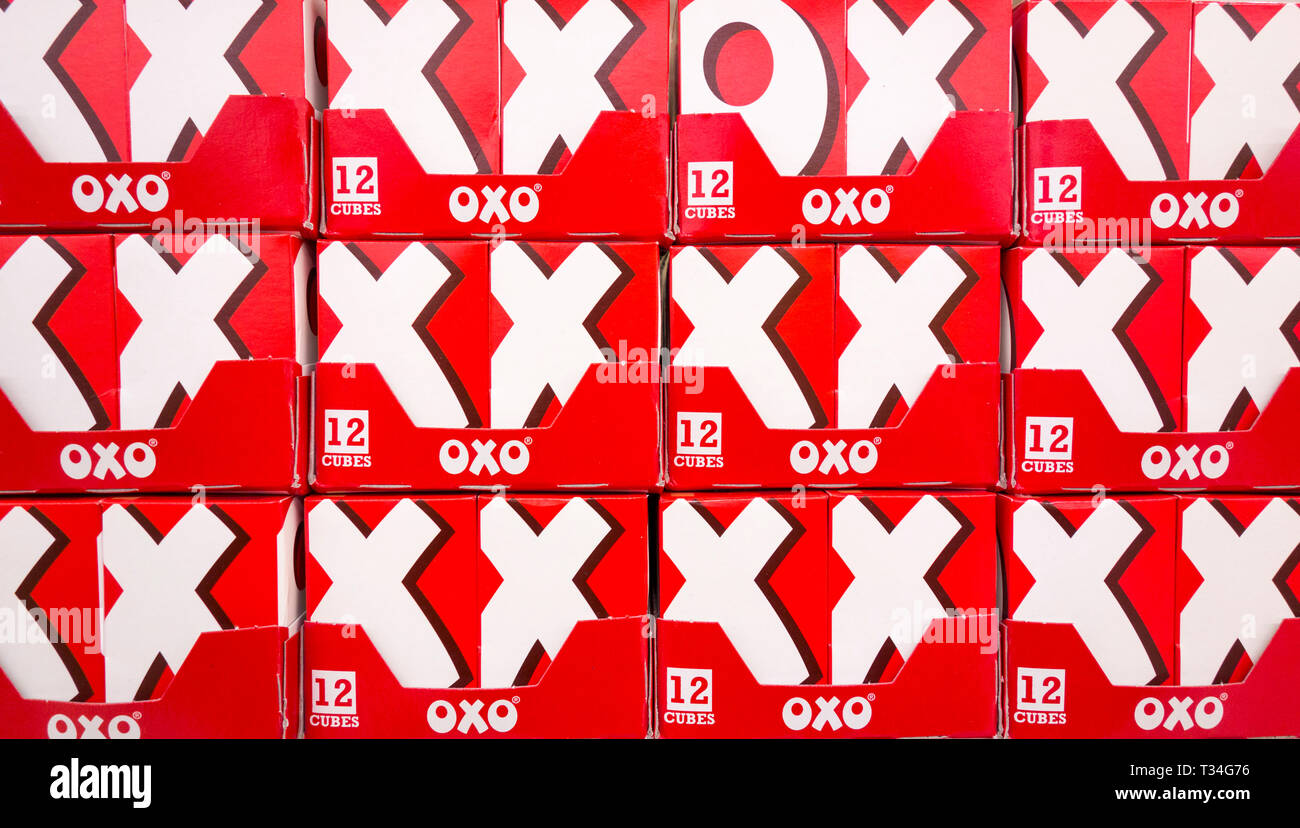 OXO Brühwürfel Schachteln und Verpackungen auf einem Regal in Großbritannien Stockfoto
