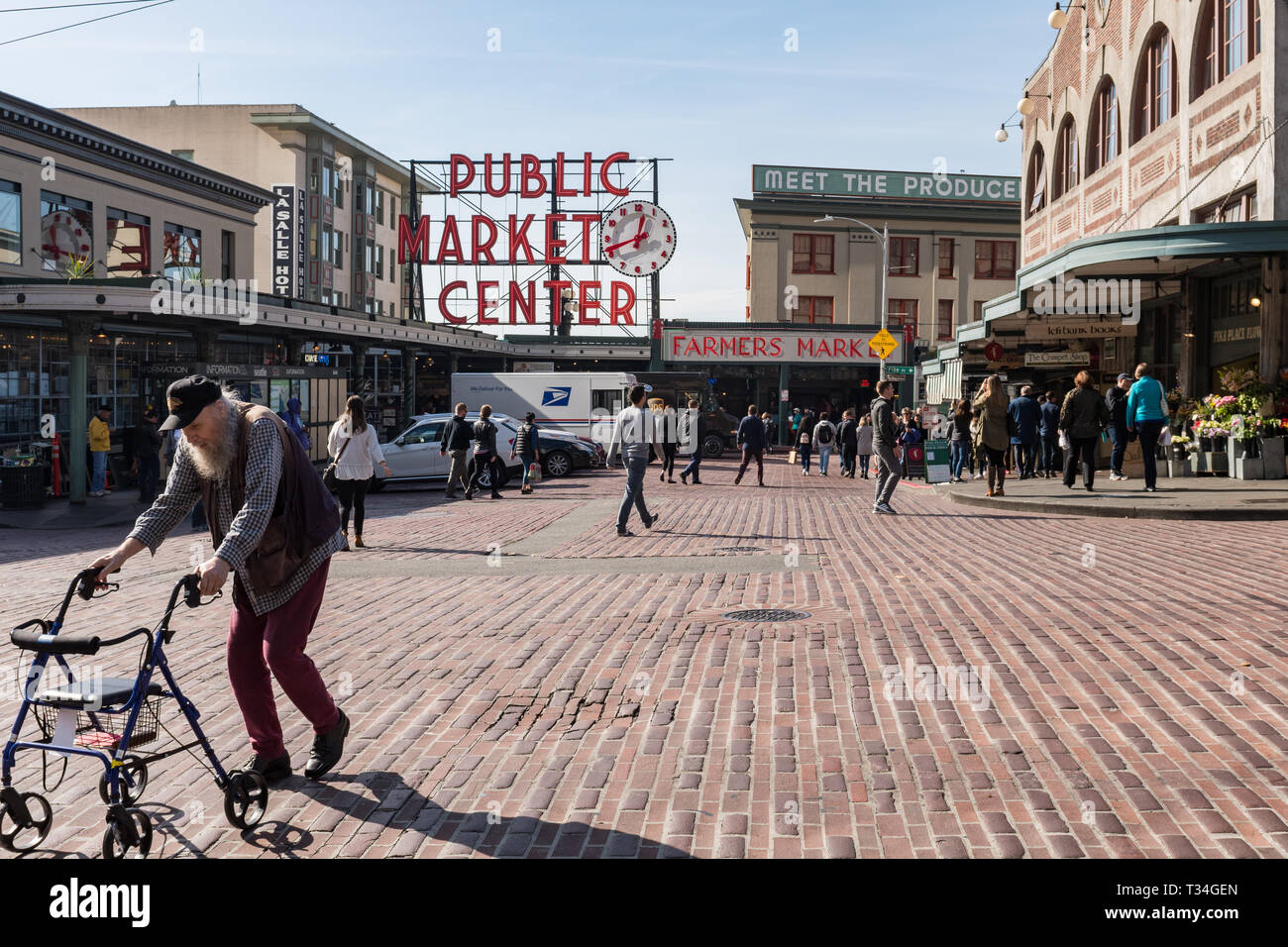 Haupteingang der Pike Markt von Seattle mit der charakteristischen Zeichen und Leute kommen und gehen. Stockfoto