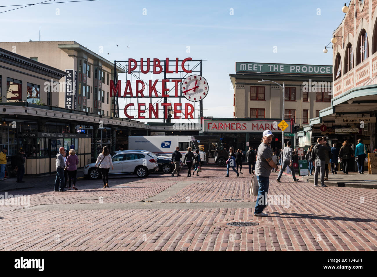 Haupteingang der Pike Markt von Seattle mit der charakteristischen Zeichen und Leute kommen und gehen. Stockfoto