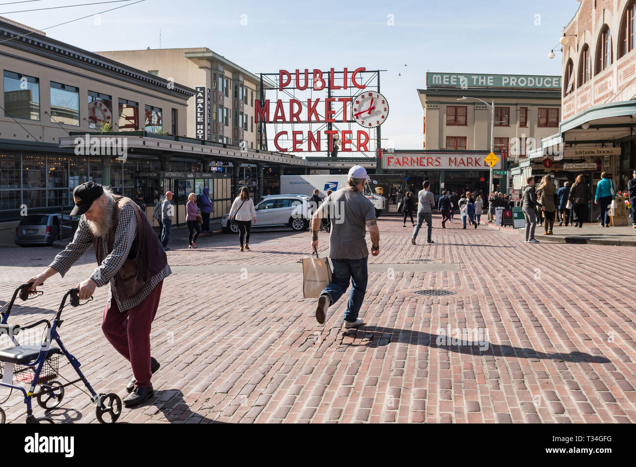 Haupteingang der Pike Markt von Seattle mit der charakteristischen Zeichen und Leute kommen und gehen. Stockfoto