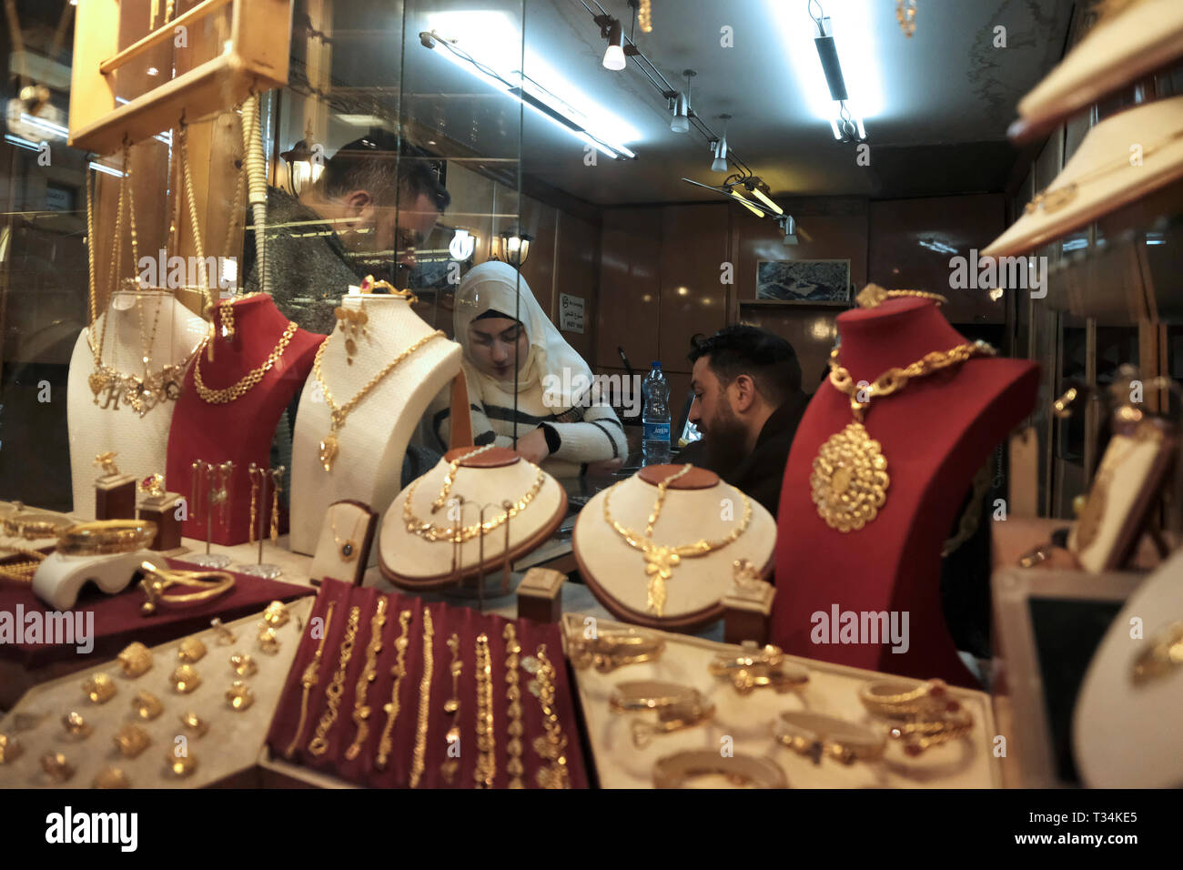 Ein Schmuck Shop in Souk al-Attarine das Parfüm Markt oder Shuk habsamim in  Hebräisch im muslimischen Viertel der Altstadt Ost Jerusalem Israel  Stockfotografie - Alamy