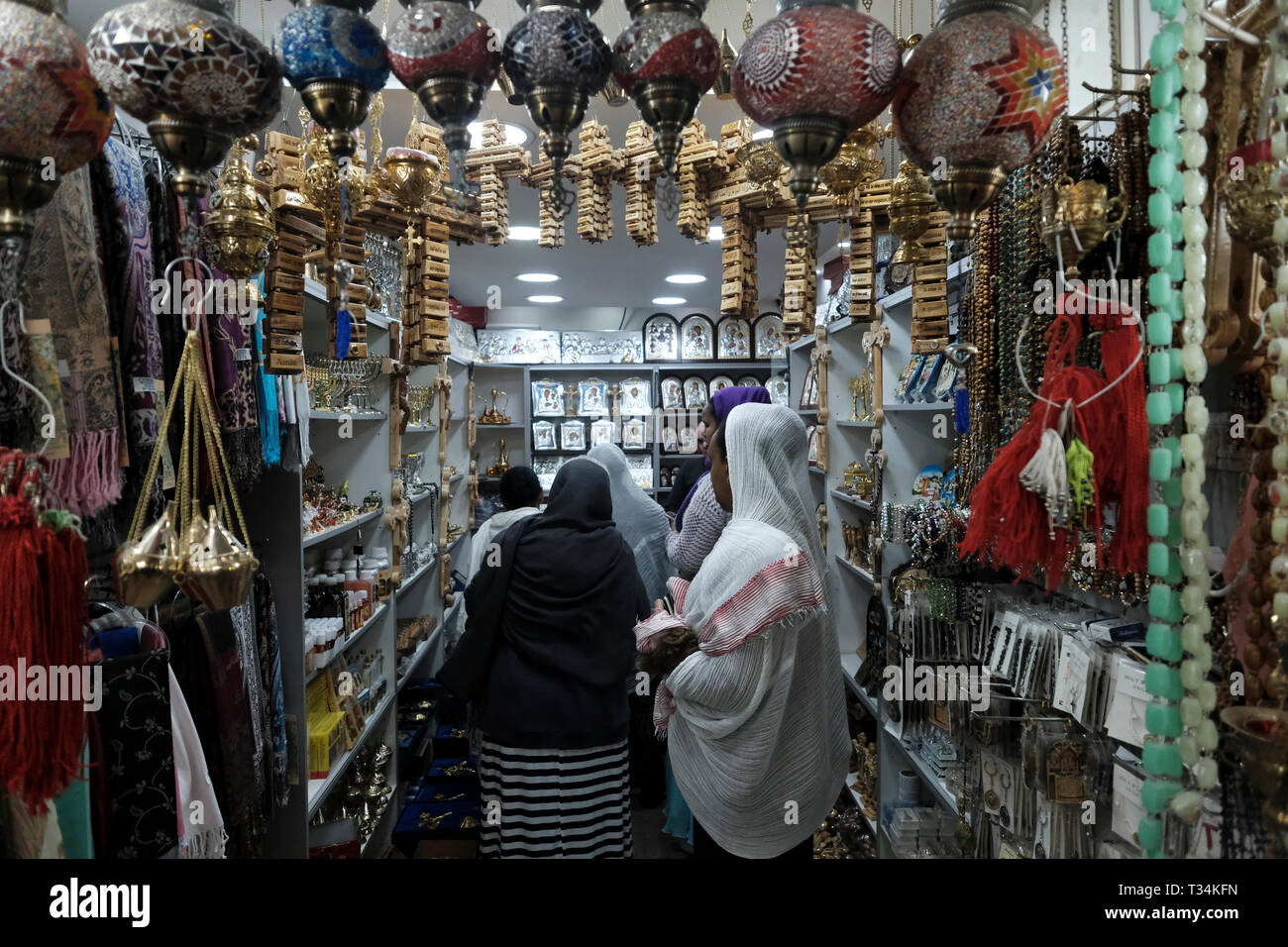 Äthiopischen Frauen auch Kauf von Souvenirs in einem Souvenirshop in Beit Habad Khan az Zait Straße im muslimischen Viertel der Altstadt Ost Jerusalem Israel Stockfoto