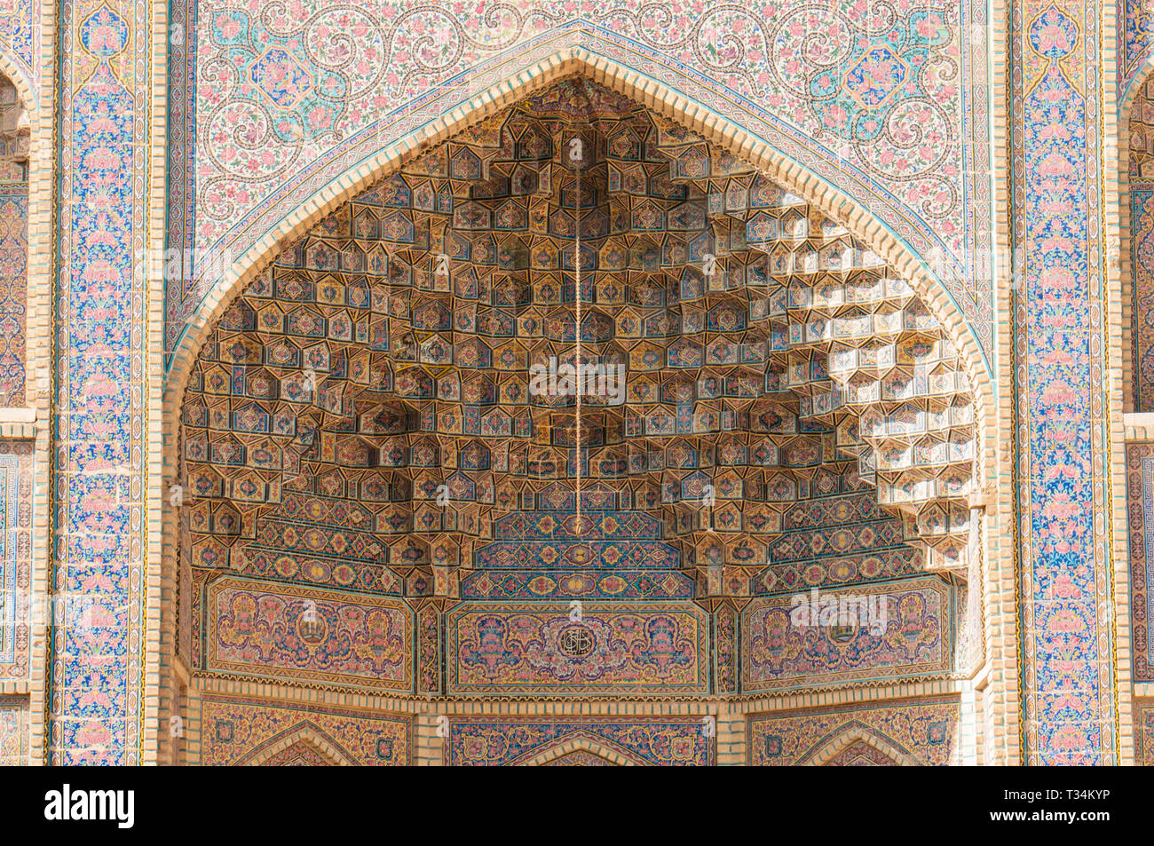 Dekorierte Wand von Nasir Ol-Molk Moschee, Shiraz, Provinz Fars, Iran Stockfoto