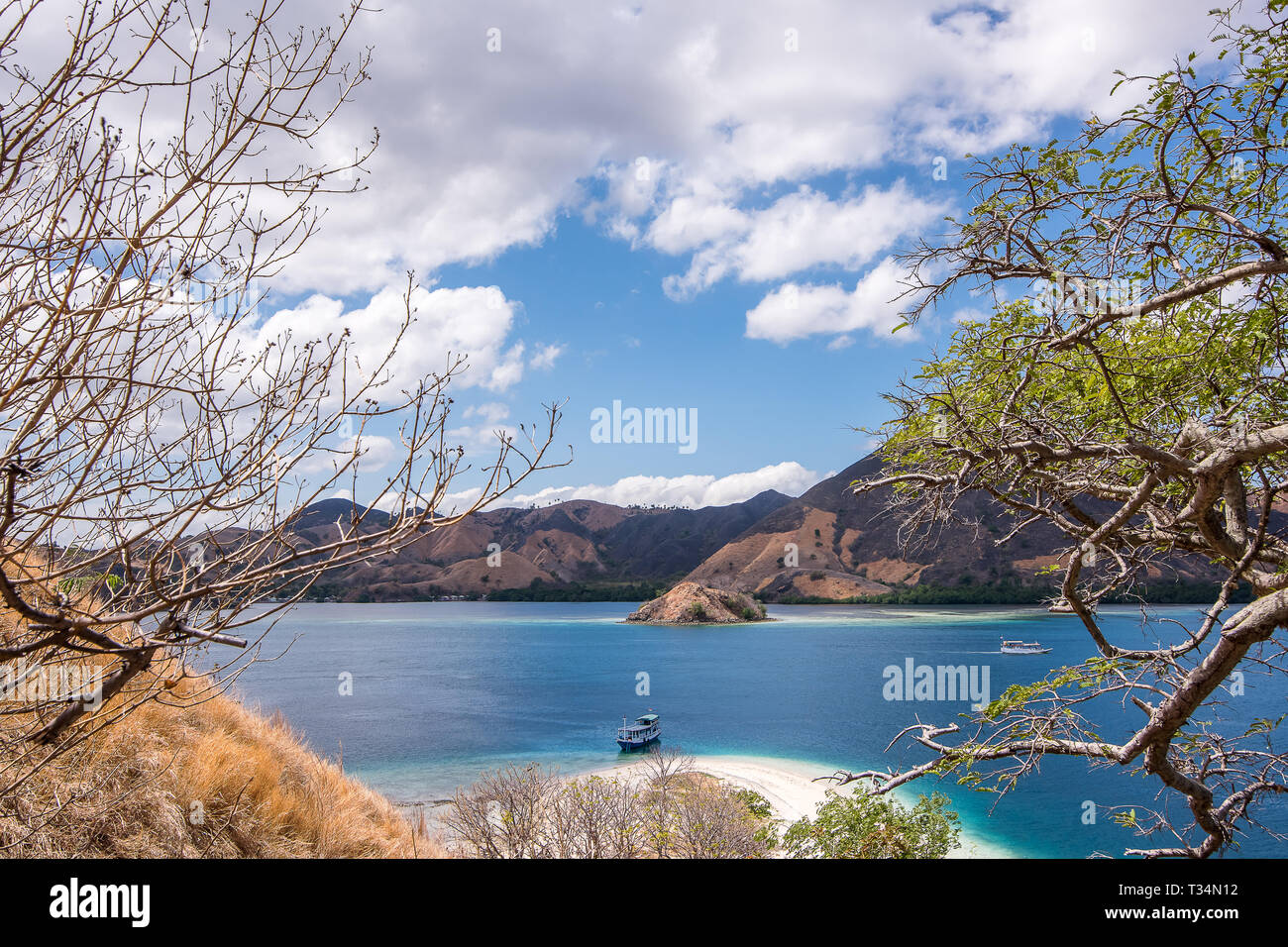 Boote auf dem Meer verankert, Komodo, Flores, Indonesien Stockfoto